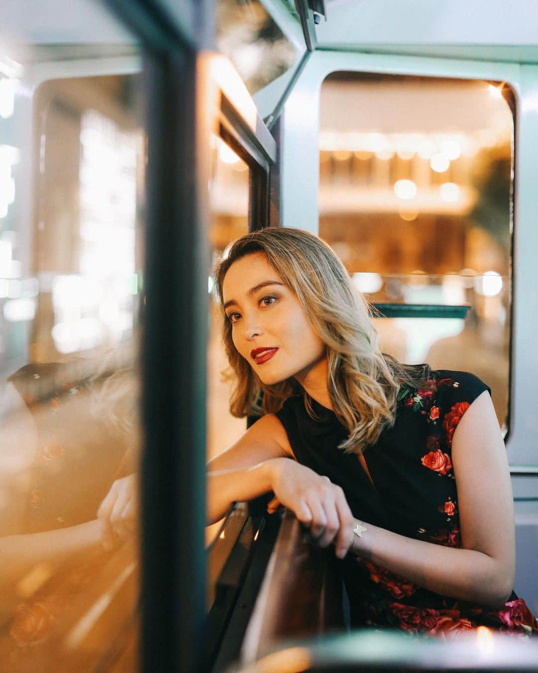 エミ・マイヤーのインスタグラム：「#FBF to my tour in Hong Kong where I got inspiration for “Midnight Train” I will be performing this song on tour next week in Kyoto, Nagoya and Tokyo! 香港でライブをした時に #djokawari と作った「ミッドナイト・トレーン」のインスピレーションをうけました^_^ バンドツアーは来週スタート！11/20京都 #磔磔 11／21名古屋　#得三　、11/25は渋谷 #clubquattro 🎹 🎙」