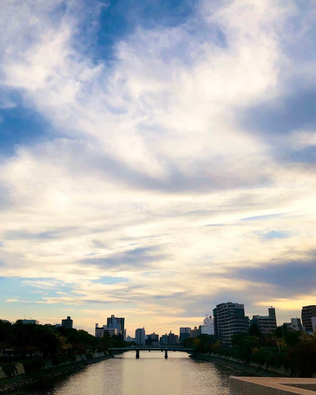 新倉瞳さんのインスタグラム写真 - (新倉瞳Instagram)「Autumn sky  秋は空が本当に綺麗  #autumnsky」11月15日 16時46分 - hitominiikura