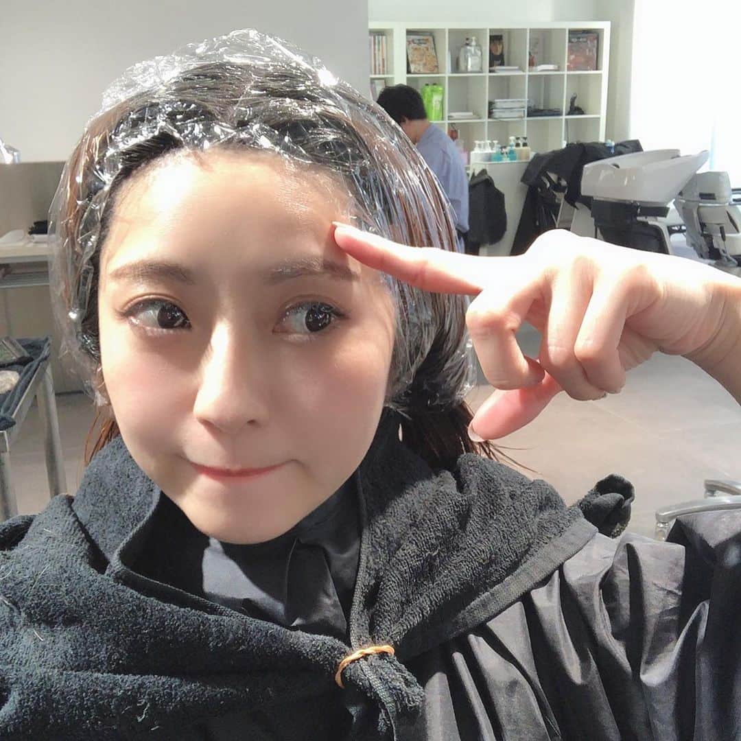 折原みかさんのインスタグラム写真 - (折原みかInstagram)「香草カラー　ヘア&アイブロウ パサついた髪がうるうるつるんとなるからずっとお世話になっています❣️ 前髪も少しカットしてもらったよ✂︎ いつもありがとうございます😊 #香草カラー #いでカラー　#いでっち　#高円寺　#ランドプランニングアソシエーツ #花と風　#ヘアカラーモデル　#ヘアサロン　#サロモ　#セミロング　#艶感カラー #グレージュ　#柔らか質感　#グラデカラー#内巻き」11月15日 16時47分 - mikaorihara