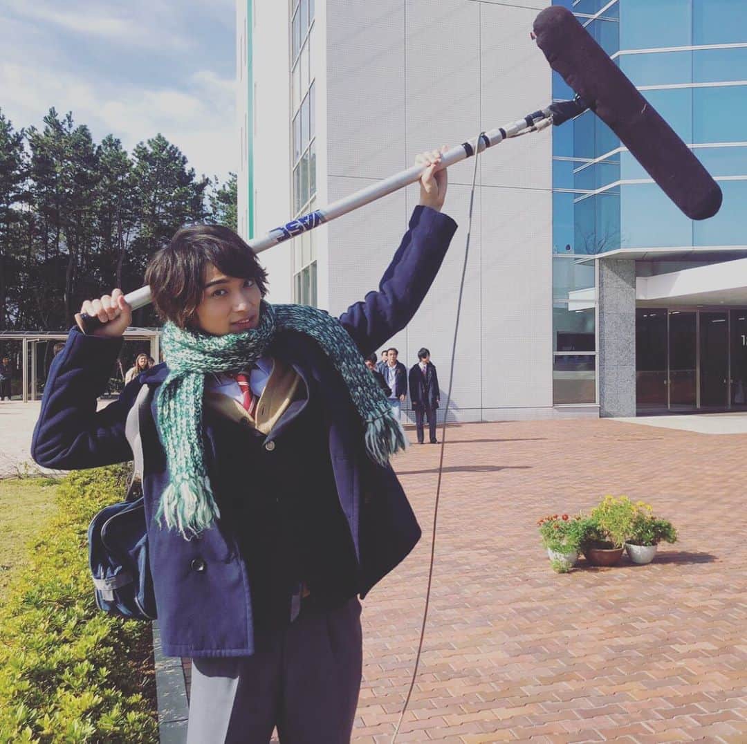 のインスタグラム：「#藍✍️ 大学に行ってやりたいことってなんだろう🤔 本当は調理の学校に進みたいって気持ちもある🍳 廉兄は許してくれないだろうけど。 あ、でもさ…‼️ 録音部さんもかっこいいな🥺 * #お仕事花巻家🏠 #なりきりシリーズ第2弾 #生まれてはじめて #ブームマイク持ちました #twitterでは長〜くなってます #4分間のマリーゴールド #よんまり #今夜10時からは第6話 #横浜流星 #tbs」