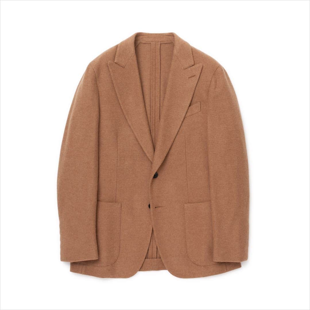 のインスタグラム：「【AW2019 RECOMMEND ITEM】﻿ ﻿ BRAND : CARUSO﻿ ナポリでテーラーを営んでいたラファエロ・カルーゾ氏により、1958年パルマに創立しました。伝統的な手仕事のよさと、最新鋭の設備による合理性との融合に努め、その独自の立体裁断システム、またラインに見合ったハンドメイドのフォローを加えて生み出される洋服は多くの人を魅了しています。﻿ ﻿ ITEM : JACKET﻿ ウールニット素材を使用しながら、豊かな風合いとハリ感を共存させることで、他にはない存在感を演出します。いつものジャケパンスタイルをワンランク格上げしてくれる優秀な一着です。﻿ ﻿ @strasburgomens﻿ #strasburgo #starasburgomens #strasburgolife #caruso #AW2019 #jacket #mensfashion #menstyle #ストラスブルゴ #カルーゾ #2019秋冬 #ジャケット﻿ #メンズファッション #メンズスタイル」