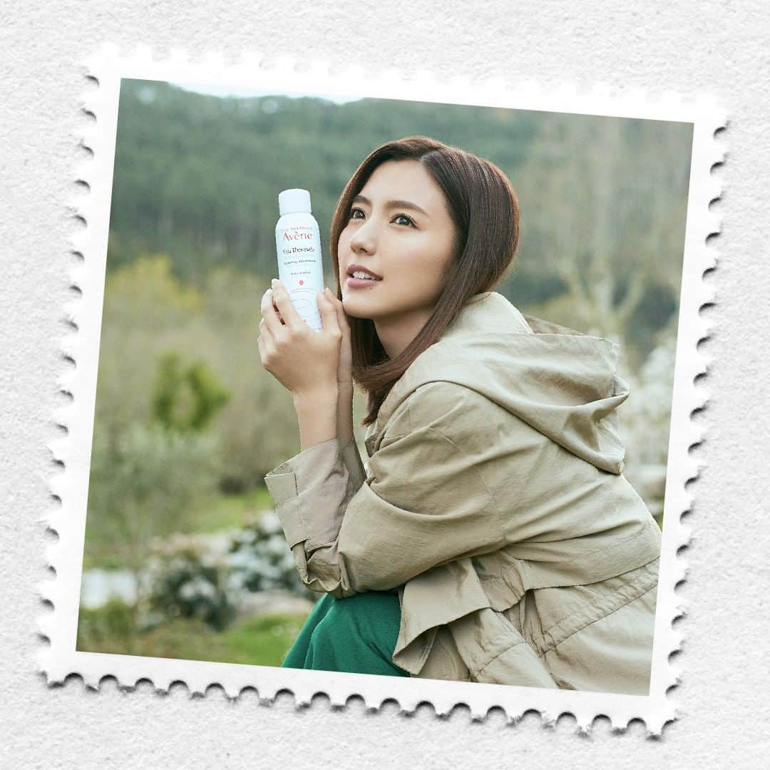 Eau Thermale Avène Japan アベンヌさんのインスタグラム写真 - (Eau Thermale Avène Japan アベンヌInstagram)「#真野恵里菜のアベンヌ村へ行ってみた 肌を健やかにするって、そんなに難しいことじゃないのかもしれない。 昔から肌が揺らぎやすかったから、たくさんの化粧品を使ってお手入れを頑張ってきたけれど、肌が本当に求めているものは、きっともっとシンプルな気がするから。肌にいい水を使うこと、肌に刺激を与えないこと、肌をきちんとうるおすこと。 そんなスキンケアの原点に立ち返ることができたのは、この旅いちばんの収穫かも。 （アベンヌ公式サイト「真野恵里菜のアベンヌ村体験記」より） https://www.avene.co.jp/welcome #アベンヌ村へ行ってみた #こういうことだったんだアベンヌ #アベンヌ #真野恵里菜 #アベンヌウオーター #avenewater #avene」11月15日 17時11分 - eauthermaleavenejapan