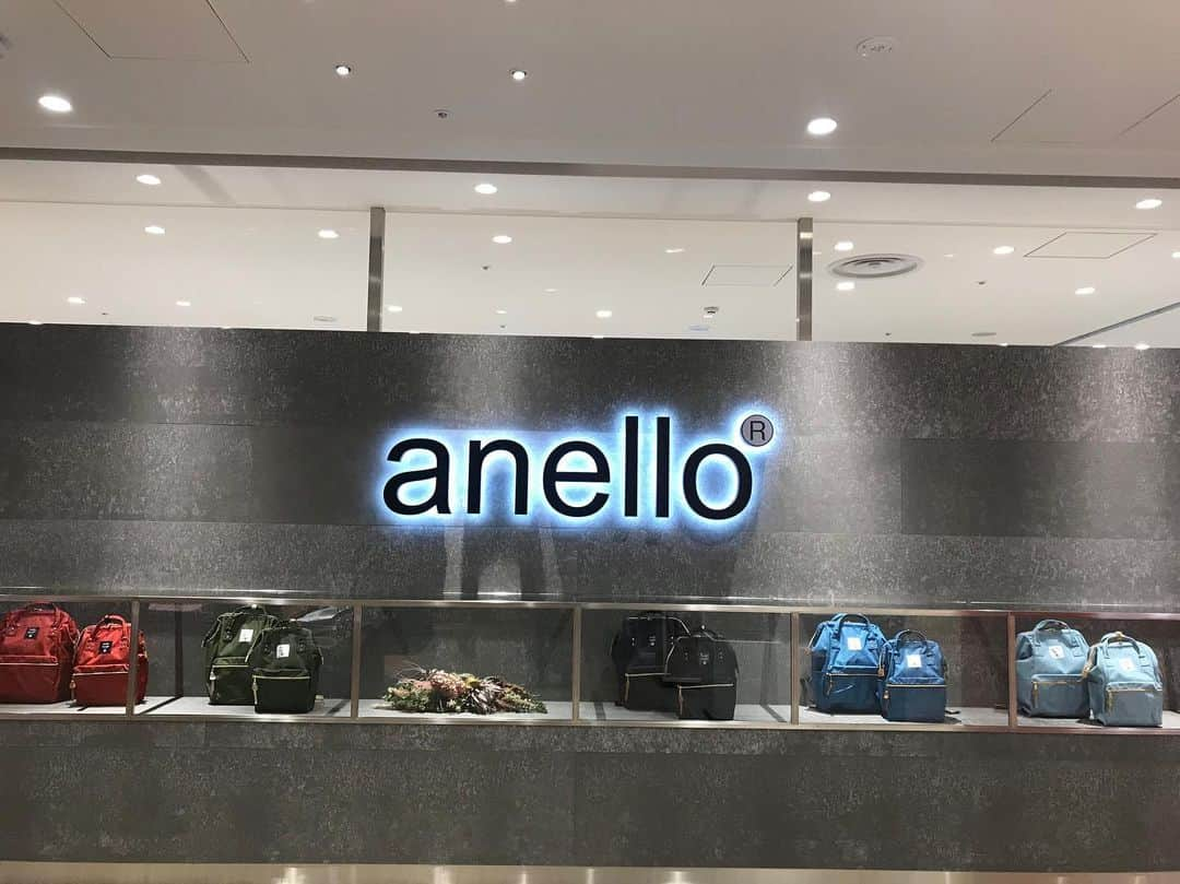 anello®OFFICIALさんのインスタグラム写真 - (anello®OFFICIALInstagram)「いよいよ11月16日(土)anello®が国内で2店舗目となるSHOPをLINKS UMEDAにオープンいたします。 約80坪の店内には新作から定番アイテムまで幅広く展開しており、 店舗内装は使用済みコーヒー豆などを材料としたリサイクル可能な壁材、再生ガラスを使用した什器など、 サステイナビリティーを意識したミニマルで居心地の良い空間となっております。 ブランドの世界観を体験できる新しいanello®shopに是非お立ち寄りください。 . 【オープン記念】 LINKS UMEDA店のみのロゴトートバッグや￥5000(税抜き)以上の購入者への特典として 数量限定でオリジナルエコバッグをご用意しております。 是非皆様のご来店をお待ちしております。  #anello #anello_bag #アネロ #anelloUMEDA #newshop #LINKSUMEDA #リンクスウメダ #リンクス梅田」11月15日 17時06分 - anello_bag