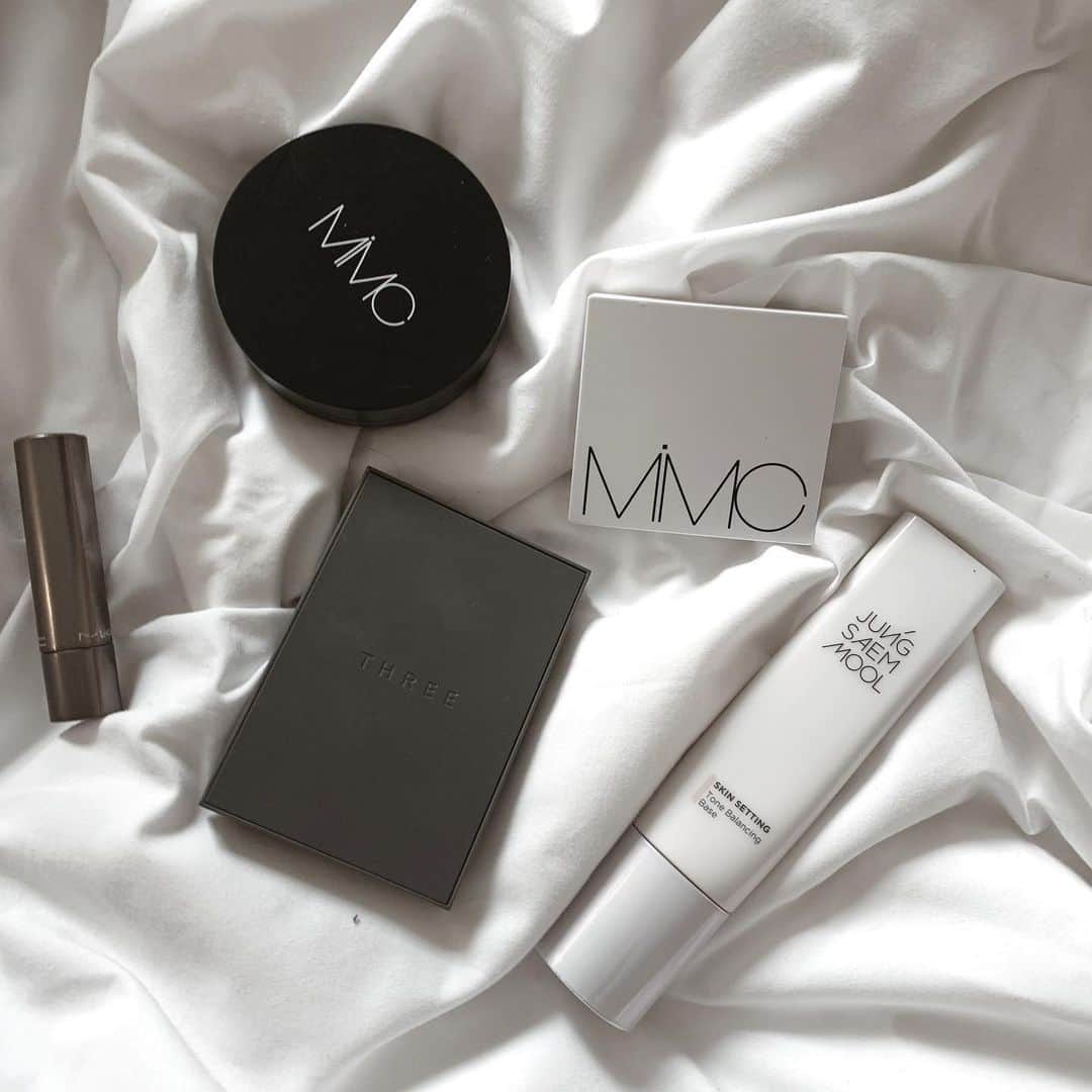 のインスタグラム：「. 質問多かったポーチのすためん😝 @mimc_natural . ✔︎ミネラルリキッドファンデーション 101アイボリー . ✔︎ナチュラルホワイトニングコンシーラー  @threecosmetics . ✔︎ディメンショナルビジョンアイパレッド 03 @maccosmeticsjapan . ✔︎ハガブルリップカラー トゥシェ」