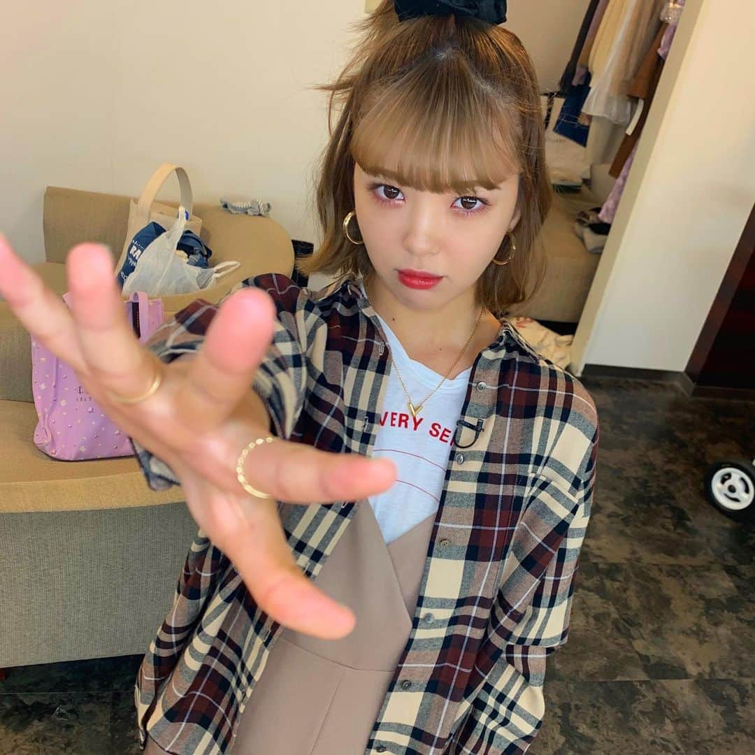 のインスタグラム：「先日のにこちゃん。 ボブにシュシュでストレンジャーシングスのエルちゃんみたいだったから、上目遣いでこっち睨んで手をパーにしてっていったやつ🥺2枚目はなんのポーズだろと思っているであろう写真。 3枚目はなんかもうよくわかんないけど、手出して笑っちゃってるのが可愛すぎる🥺 #収録のお仕事前だよ #hairmake  #strangerthings」