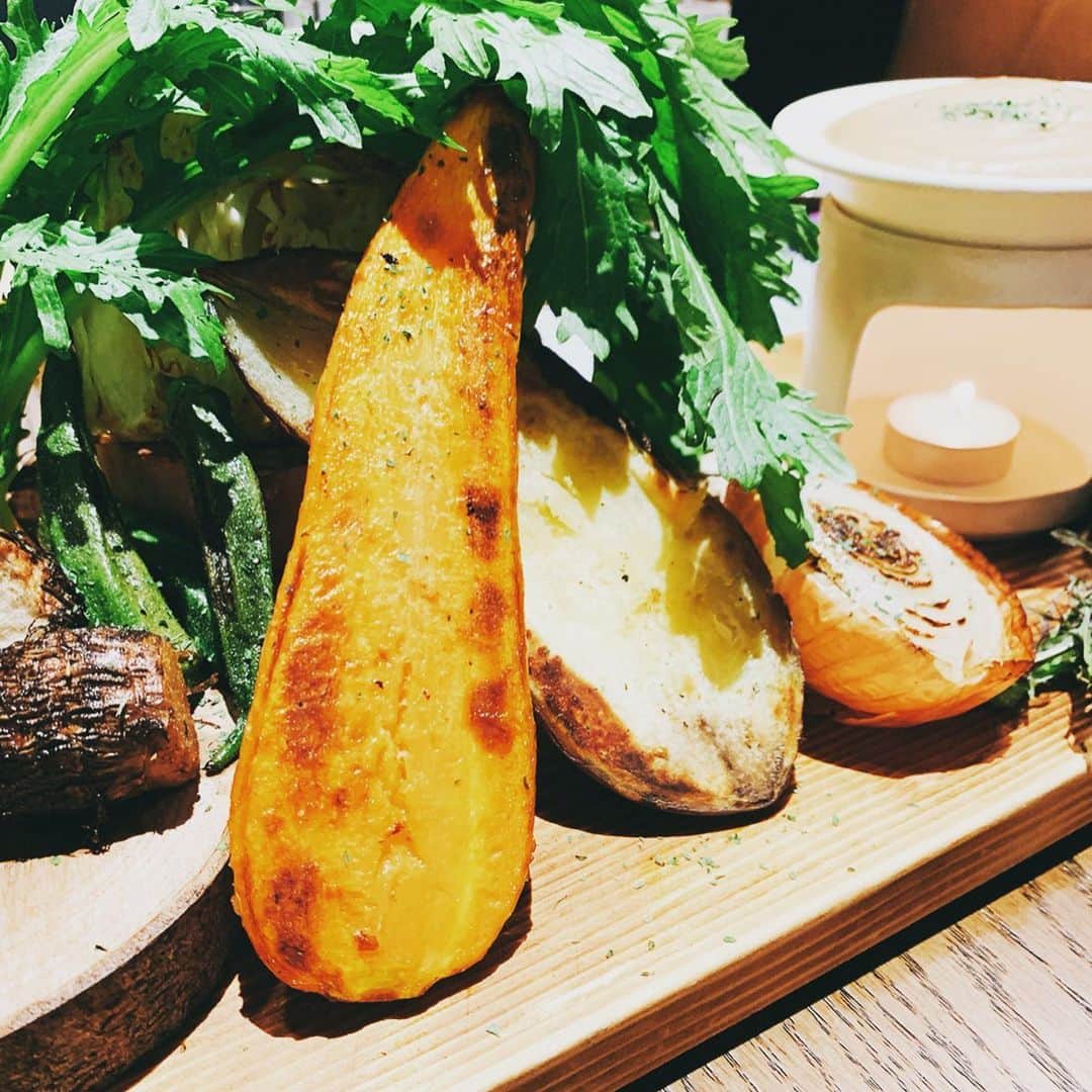 三浦加納子さんのインスタグラム写真 - (三浦加納子Instagram)「代官山 VEGGIE FARM TOKYOのオープニングに招待して頂きました✨ 全ての野菜がオーガニックのダイニングレストランです。 ケール鍋、初めて食べました！クセが全然無くて美味しかった❣️ヘルシー過ぎてお腹いっぱい食べても罪悪感ゼロ😉  すぐるくん @suguru_nikuyarou ありがとうございました😊  @veggiefarm_tokyo  #veggiefarmtokyo #nslounge」11月15日 17時08分 - kanakomiura