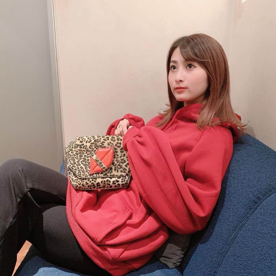のインスタグラム：「今日もスタジオに こもりっぱなしです🥳 . メンバーそれぞれ 自分のやるべきことに集中しつつ みんなで色んな話したり とってもいい時間を 過ごしているので幸せです🎵 . そして今日の私のテーマは 赤でっす💋💋 . photo by IKUO . #biscats #ビスキャッツ #spiralgirl #grl #doolskill」