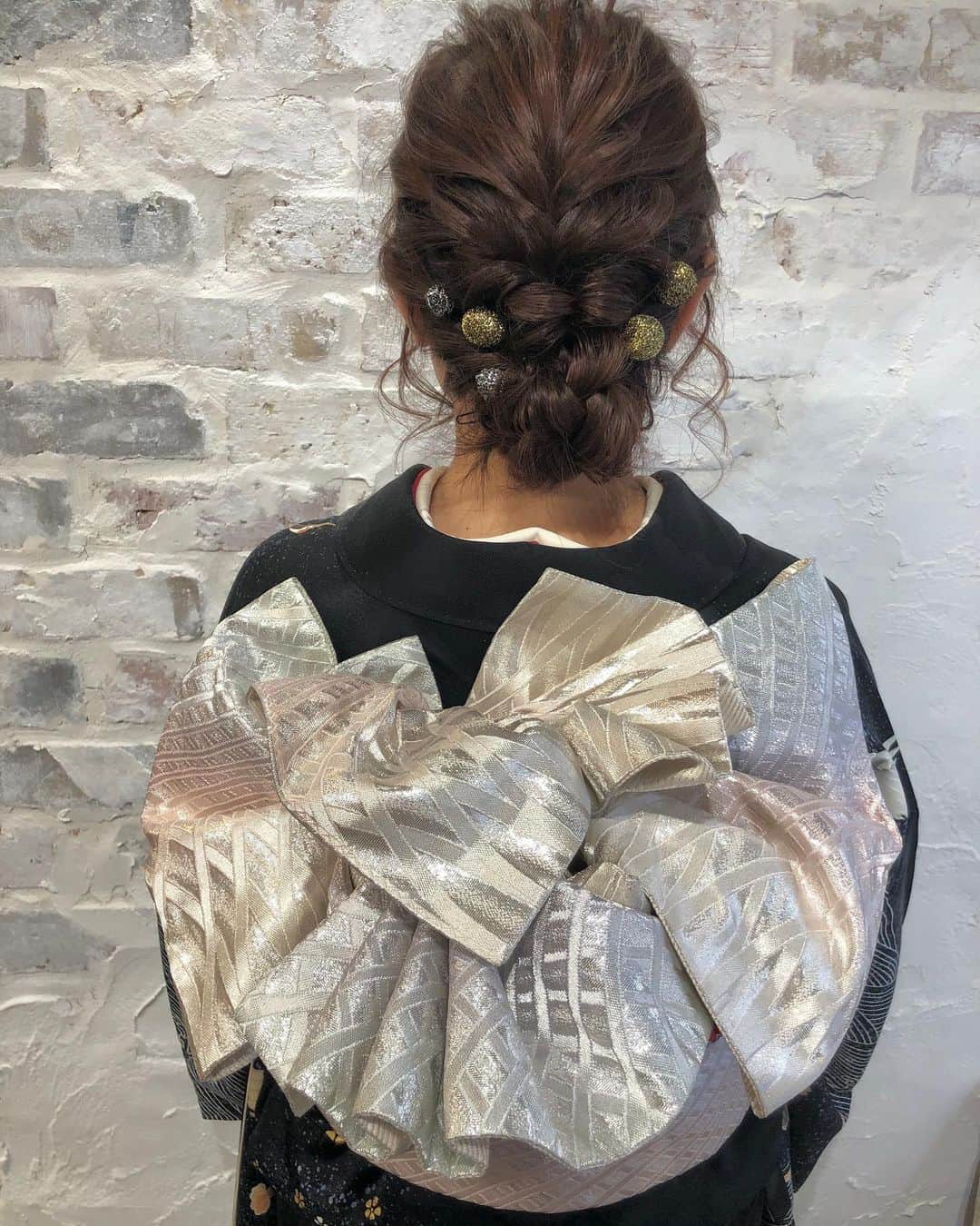 のインスタグラム：「振袖スタイル！！結婚式シーズン到来です。 ・  #ヘアアレンジ #ヘアセット #アレンジ #アレンジヘア #スタイリング #ヘアスタイル #振袖スタイル #ヘアカラー #コテ #コテ巻き #前髪 #前髪アレンジ #ヘアアレンジ動画 #アレンジ動画 #ヘアアレンジ解説 #アレンジ解説 #入学式 #卒業式 #成人式 #結婚式 #ウェディング #ブライダル #和装 #着物 #ヘアアクセサリー #ヘアアクセ #ポニーテール #くるりんぱ #お団子ヘア #振袖」