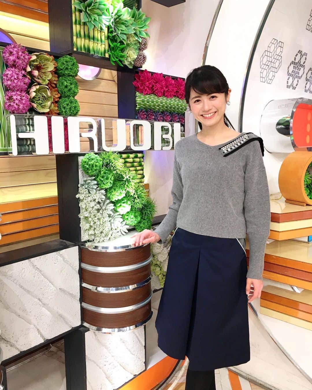 のインスタグラム：「今日は新しい#共通テスト の#国語 の#記述問題 の例題にチャレンジ✏️冷や汗😅 #齋藤孝 先生にお褒めいただいて、嬉しかったです✨ #ひるおび ご覧くださったみなさま、ありがとうございました💓 お衣裳  トップス＆スカート #didiguranjie #ひるおび金曜日」