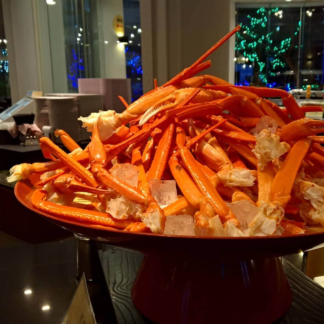 のインスタグラム：「もうカニは食べ飽きた😆 って言ってみたくないですか？ . #かに #カニ #カニ三昧 カニ好きと繋がりたい #蟹 #カニ食べ放題 #冬グルメ #北海道グルメ #蟹食べ放題 #ごちそうさまでした #海鮮好き #グルメ好きな人と繋がりたい #ボリューム満点 #カニ好きな人と繋がりたい #東京グルメ #バイキング #美味しい #グルメ部 #飯テロ #東京旅行 #マグロ #maholovaminds #マホロバケーション #マホロバマインズ #三浦 #三浦市 #マホロバ #三浦半島 #マホロバマインズ三浦 #三浦海岸」