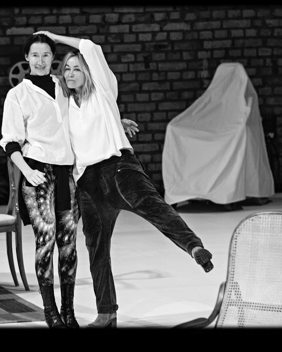 エマニュエル・ベアールのインスタグラム：「#repetitions #rehearsals  last night on stage ... complicité #annebrochet 🌹  the best 📷@jeanlouis.fernandez  #tns_strasbourg  Du 15 au 25 novembre  @pascalrambert  #architecture  #play  #theater à paris à partir du 6 décembre #bouffesdunord !!!」