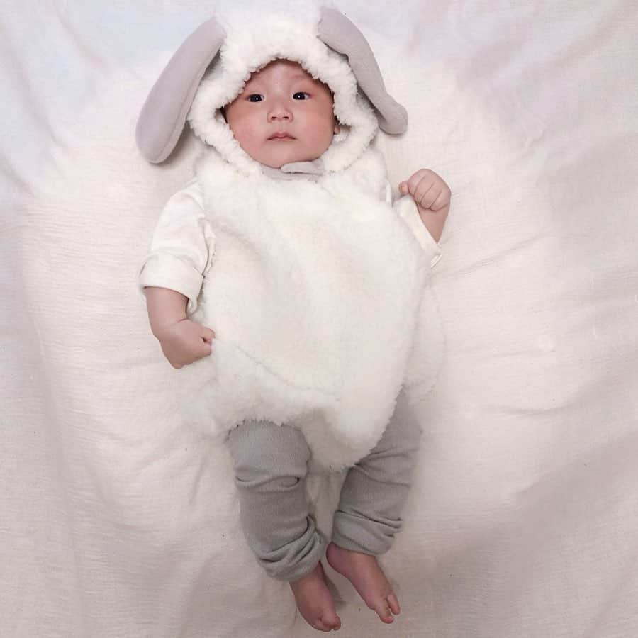 のインスタグラム：「〻baby wear〻 ・ ・ ・ 羊あらたん🐏帽子つき。(インナーとレギンスは付いてないよ💡 ) ・ @mimiisa_shop のもの、モコモコで可愛すぎる🥺めっちゃ暖かそうだよ！ ・ お座りしたりハイハイの時期着るともっと可愛いだろうなー🥰🥰 ・ ・ ・ rompers▶ @mimiisa_shop ・ ・ ・ #ファッション#コーデ#fashion#ママ#ママコーデ#プチプラコーデ#大人カジュアル#ヘアアレンジ#大人可愛い#ジユジョ#패션스타그램#シンプルコーデ#158cmコーデ #158cm #秋コーデ#産後コーデ#mamagirl#ママリ#ママリファッション#産後3ヶ月#locari#lucrajp#令和元年ベビー #乳児湿疹#あらたんコーデ」
