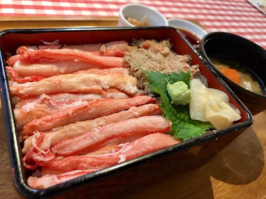 西谷綾子のインスタグラム：「✴︎ #食べて健康になる カニ🦀蟹🦀好きにはたまらない季節到来っ😋💞 ・ 実は‥カニの水上げ量日本一は 鳥取県っ😍👏🎶 ・ 日刊ゲンダイ 毎週水曜日 「カラダを変える 健康レストラン」 駅の売店やコンビニで発売❣️ 電子版あり📲 栄養・成分の効果・効能など‥ イロイロ書いてます📝😊 ・ 【睡眠】 お布団に入って5分以内で眠ってしまう方🙋 慢性的な睡眠不足の徴候です>_<  1日15分でも早寝を心がけて1ヶ月続ければ、 7.5時間の睡眠がつくれます😊 ・ 眠気に慣れてしまうと‥ 眠いことに気づけないので、 短眠でも平気だと思い込んでしまいます😱😖 ・ 自らの行動で睡眠を削ってしまい、 将来、生活習慣病のリスクを高めてしまうことに‥😢 ・ 私の場合、”今日は昨日より5分早寝をしよう❣️” から始めました🙌☺️ ・ #食事 #睡眠 #健康 #美  #睡眠改善インストラクターayako」