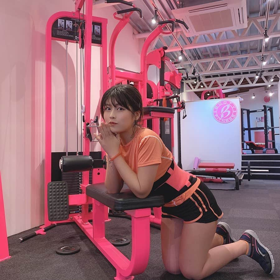 ちとせよしのさんのインスタグラム写真 - (ちとせよしのInstagram)「今日は @bootyfitness_ebis.daikanyama さんでトレーニングをしてきました︎︎︎︎☺︎ ･ ･ 通い放題のジムに入会してたけど行かなくなってしまったのでパーソナルに切り替えました😂 ･ ･ 自己流でやってると腰痛めたりしてたのでちゃんとした姿勢を教えて頂いて、ちゃんと鍛えたい部分に筋肉つけることが出来るのがパーソナルのいいとこかなーと思います🙆🏻‍♀️ メリハリマシュマロボディ目指して頑張るぞー🔥💪🏻 ･ ･ ･ #bootyfitness #ボディメイク #筋トレ #筋トレ動画 #筋トレ女子 #セルフィー」11月15日 17時35分 - chitose_yoshino