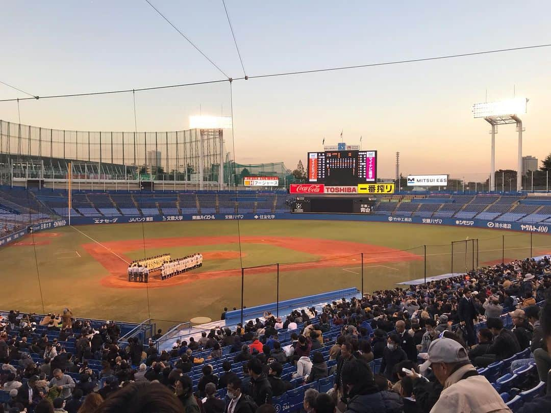 西村志野さんのインスタグラム写真 - (西村志野Instagram)「＊ #明治神宮大会 が開幕！ 朝から見に行ってきました♫  岡山の #倉敷商業  タイブレークの末 #健大高崎 に 勝利はなりませんでしたが 応援できて嬉しかったです✨ #桃太郎サンバ がまた見たい☺️💕 ＊ 第2試合は #明徳義塾 が #星稜 に勝利！ 両チームここから春に向けて どんなチームになってくるのか 楽しみになりました。  青空の下での第1試合 ライトが灯った第2試合 この景色好きだなあ。 ＊ #明治神宮野球大会 #神宮球場 #高校の部 #高校野球 #開幕 #野球好き」11月15日 17時39分 - shinonishimura_