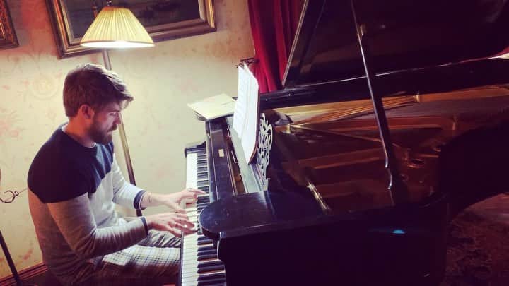 ニール・ブラウンのインスタグラム：「So nice to enjoy a good old baby grand again! It’s been a while! One day I’m getting me one of these 😍 #instamood #instavid #steinway #babygrand #love #pianist #familytime #relaxing #instagay #lgbt #gay #followme #instafollow #doune #dounecastle #scotland #backtotheroots」