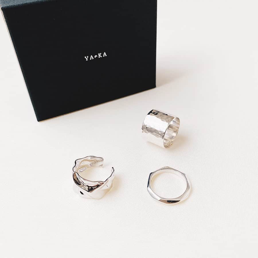 unoのインスタグラム：「YArKA（ヤーカ） @yarkamadeinfo の指輪たち。 このたび再びお声がけいただき、 新作のリングをいくつかご紹介させていただきます。 ㅤㅤㅤㅤㅤㅤㅤㅤㅤㅤㅤㅤㅤ 妊婦になってから指も浮腫むので あまりアクセサリーをつけられず、 式からずっと外さずに付けていた結婚指輪も外しました。 （分娩時には外さなければならないので、今もあまりつけていません） ㅤㅤㅤㅤㅤㅤㅤㅤㅤㅤㅤㅤㅤ 産後もお世話があるためおそらく当分はつけられませんが、 一つ二つつけただけでおしゃれに見えるこういった指輪は シンプルな洋服を引き立たせてくれるアイテムが好きな自分にとってはとても好きな指輪ですし、 お出かけの時にコーデを考えた時に つけるだけで自分を華やかにしてくれそうな感じがすごく良いなと思います。 頻度は少なくても、 産後におしゃれしたいときは是非つけたいなと思います…！ ㅤㅤㅤㅤㅤㅤㅤㅤㅤㅤㅤㅤㅤ 大きめサイズを選ぶことで、 産前産後で身につけられそうなのと 後ろが開いているデザインはサイズ調節も可能なので、 いろんな指で楽しめそうです。 指の浮腫のせいか、いつものサイズで全然入らなくなっていたので涙、この後ろ開きは重宝しそうな予感…！ ㅤㅤㅤㅤㅤㅤㅤㅤㅤㅤㅤㅤㅤ 太さは太めでありつつも、波打っていて光を反射させてきらきらしたりするのも素敵だし、 一つつけただけで手元がゴツすぎずに華やかになる感じが YArKAさんらしい柔らかな感じがして好きだなーと思いました。 ㅤㅤㅤㅤㅤㅤㅤㅤㅤㅤㅤㅤㅤ もういよいよ産まれそうですが（予定日まであと2週間と少し…！） 産後は慌ただしくなりそうなので、 こんな感じのファッション投稿は当分ないかもしれません… それでも、間が空いても、好きなものはたくさん載せていけたらと思いますので 引き続きよろしくお願いします！ ㅤㅤㅤㅤㅤㅤㅤㅤㅤㅤㅤㅤㅤ YArKAさん、今回もありがとうございました😊 ずっとこの先つけられそうな指輪なので、大切にさせていただきます✨ ㅤㅤㅤㅤㅤㅤㅤㅤㅤㅤㅤㅤㅤ #yarka #ヤーカ #指輪 #シルバーアクセサリー #シルバーリング #手元 #vidaplus #ヴィーダプラス #yoheinoguchi  ㅤㅤㅤㅤㅤㅤㅤㅤㅤㅤㅤㅤㅤ」