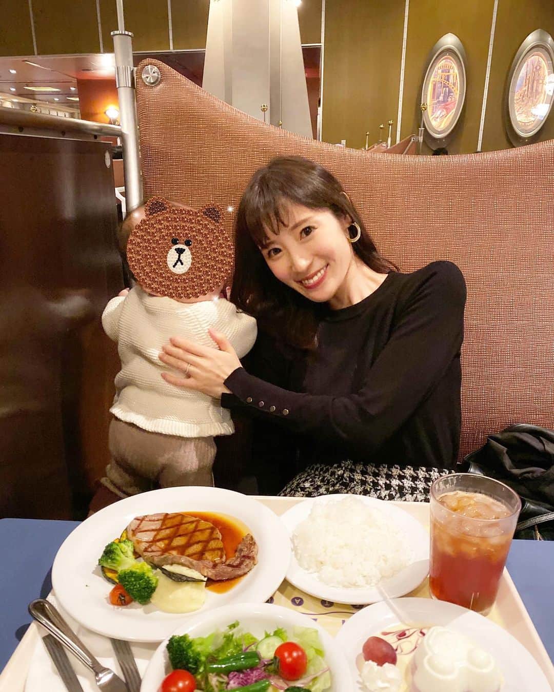 小林真由のインスタグラム：「⋆﻿ ⋆﻿ ディズニーシー🧞‍♂️﻿ シーというよりマーメイドラグーンへ🥺﻿ 子供と行くとまた別の夢の国に来た気持ちになります🎈﻿ ﻿ #ディズニーシー #ディズニー #シー #ファッション #コーデ #ママコーデ #ママライフ #コーディネート #女の子ママ #ベビー #生後11ヶ月 #tds #Disney #coordinate #fashion」