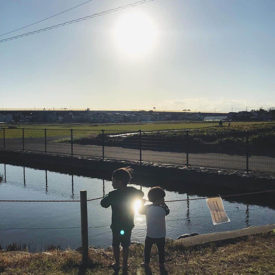 齋藤美波のインスタグラム：「🌾🌾🌾 のほほんのほほん🌞 ・ 私のお気に入りの場所♥️ 今日は海じゃなく田んぼの気分😙 家からちょっと行った 真裏がこんな壮大な田んぼに なってるのだ👏🏽👏🏽 ⇨最後の動画、武玄のお兄ちゃんしてる姿がたまらん ・ 海もだいすきだけど ど田舎の雰囲気もだいすきです。 田んぼと山のセットに癒しを感じます。 ・ 最近仕事に勉強に大忙しだけど こういう子供の時間は大事にしたい☺️ 小さいうちに親が子供と しっかり向き合うことで 親と子の絆は深まると思ってる。 子供の頃にしっかりと絆が出来れば 大人になってもその絆は離れていても お互いに気にかける存在になると思うんだよね🤔 なれたらいいなと思う🤎←理想論 笑 年頃になってもなんでも相談出来る 母ちゃんでいたいもん👩🏻 特に異性だから尚更！！ ・ そして今日思った。 おままごととか女子らしい遊びより 男の子っぽい体動かす遊びの方が やっぱり得意だと....笑 やっぱり男の子ママの宿命？🤣🤣 例え次女の子が生まれても 男の子っぽい女の子になるに 違いないね😏 ・ 今日もとてーも自然に Powerもらった🌞🙏🏾 #生きてることに感謝 ・ 明日は然くんの運動会😎🏁 だったの1時間弱で終わりだけど。笑 パパは不在のため、武玄と 応援しに行くぜ♥️♥️♥️ ・ ・ #今日もありがとう #大好きな場所 #サンセット #自然が好き #親と子の絆 #湘南の田舎 #男の子ママ #natural#sunset#sons#family#love#shonan#shonanlife」