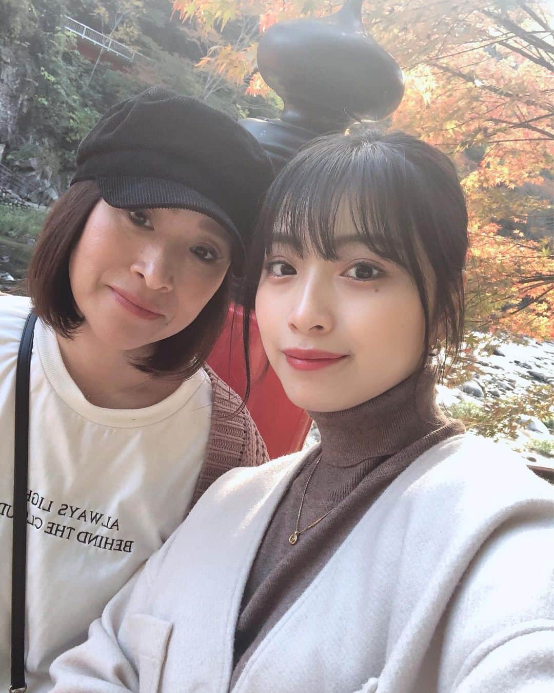永井理子のインスタグラム：「ママと、紅葉みにいこうようの会🍁 #香嵐渓」