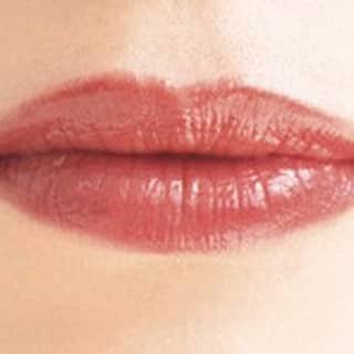 美的 Biteki's official Instagram! さんのインスタグラム写真 - (美的 Biteki's official Instagram! Instagram)「＼“唇美人”はこう作る！／ 【「薄い唇」さんが得する美リップカラー、ずらり！～レッドリップ編～】 ・ 唇の厚い薄いにコンプレックスや悩みがあっても、リップカラーの色味と塗り方ひとつで逆転できるんです！ 大人気ヘア＆メイクの北原 果さんに、“唇の厚さを活かした”リップの似合わせワザをを教えていただきました♪ ・ 美的読者200人に“唇”の悩みについてアンケートをとったところ、第1位は「似合う色がわからない」という結果に。 「結局、無難なピンクベージュばかりになってしまう」とのお悩みに、北原さんが答えてくれました！ ・ （北原 果さん）「塗りたいリップの色に、アイシャドウやチークの色をそろえワントーンメイクにすると、比較的どんなリップでも似合います。また同じ色でも、濃度や質感の違いで印象はガラリと変化しますよ！」 ・ 写真1枚目の坂田 梨香子さん（ @rikakosakata_official ）のような「薄い唇」さんがより美人にみえるのは、華やかさと今っぽさをWで強調できる「ツヤだしブリックレッドリップ」！ 秋冬の赤リップは、ややブラウンがかった色味が最旬トレンド。真紅に比べると落ち着いた印象で、寂しげな薄い唇には不向きなのでは…と思いきや、「落ち着いた色もツヤがあれば華やかになります」とヘア&メイク北原さん。ツヤのある赤系リップを唇全体に塗っても、薄い唇なら派手になりすぎることなく、その人本来のもつ雰囲気が華やぎます♪ ・ 「薄い唇」さんの唇を華やかさで今っぽく見せてくれる「ツヤだしブリックレッドリップ」を早速確認していきましょう♪ ・ （使用したコスメ＆メイクテクはスワイプしてチェック→) ・ 2枚目 NARS リップスティック 2940　￥3,300 ・ ＼塗り方のポイント／（3枚目） シアーな色づきのリップ。モデルは塗った後に軽くティッシュで油分をオフし、もう一度輪郭をとって重ねて色味をUP。 ・ 「薄い唇」さんが得するツヤだしブリックレッドリップは他にも！ スウォッチとともにご紹介します♡ ・ 4・5枚目 カネボウインターナショナル Div.　カネボウ リクイドルージュ 12　￥3,500 メタルを溶かし込んだような、深みのあるツヤ感が特徴的なリキッドルージュ。トロリとした質感で唇をふっくら柔らかく包み込み、保湿効果も高い所がうれしい。 ・ 6・7枚目 イヴ・サンローラン・ボーテ　ルージュ ピュールクチュール ヴェルニ ウォーターステイン 613　￥4,300 最大40％もの水分を配合したウォータリーベースのリキッドリップ。とにかく軽く、みずみずしいつけ心地とフィット感が特徴的。 ・ 8・9枚目 コスメデコルテ　ザ ルージュ ベルベット RD402　￥3,500 ふわっとほぐれるようにのび広がり、密着。 ひと塗りでしっとりと潤い、ツヤ感を出しつつ、グロッシィにはなりすぎずに唇と色が一体化。つけたての発色をキープ。 ・ 落ち着いた色でもオシャレに見せてくれる「ツヤだしブリックレッドリップ」。秋メイクに取り入れてみてください♡ ・ #坂田梨香子 #リップメイク #赤リップ #秋コスメ #秋メイク #アカリップ #イヴサンローランボーテ #ルージュピュールクチュールヴェルニウォーターステイン #リップティント #ザルージュベルベット #ソフトマット #秋リップ #ブラウンリップ #おすすめコスメ #コスメ紹介 #コスメスウォッチ #instagood #instabeauty #bitekicom #コスメ #コスメ好きさんと繋がりたい #メイク #メイク好きさんと繋がりたい #美容 #美的 #美的メイク #メイク好き #コスメオタク #コスメ紹介」11月15日 18時00分 - bitekicom