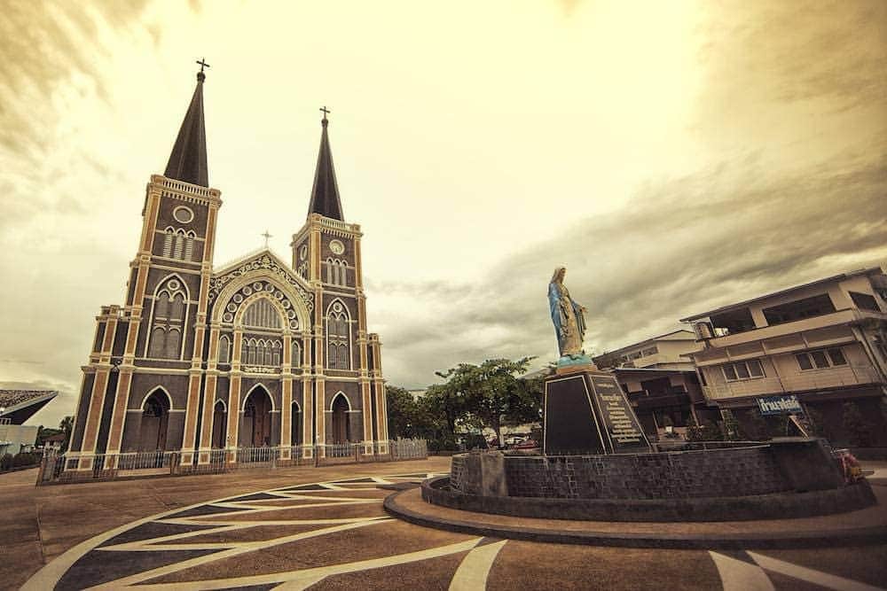 タイ国政府観光庁さんのインスタグラム写真 - (タイ国政府観光庁Instagram)「⠀ ＼✨今週も1週間お疲れ様でした✨／⠀ ⠀ タイ東部チャンタブリー県の美しい教会の写真をお届け📸⠀ ⠀ 「カトリック大聖堂」は、1909年に建てられたタイ最大のフランス式教会です⛪⠀ ⠀ 見事なゴシック建築様式と聖堂内の鮮やかなステンドグラス、さらに淡いピンク色の壁が特徴的です💗⠀ ⠀ 皆様、よい週末をお過ごし下さい😊⠀ ⠀ #お疲れ様でした #タイ #チャンタブリー県 #カトリック大聖堂 #教会 #教会巡り #ステンドグラス #こんなタイ知らなかった #もっと知りタイ #タイ旅行 #ファインダー越しの私の世界 #写真好きな人と繋がりたい #旅好きな人と繋がりたい #旅行好きな人と繋がりたい #海外旅行 #thailand #chanthaburi #church #amazingthailand #thailandtravel #thailandtrip #thai #thaistagram #lovethailand #thaistagram #lovethailand #thainess」11月15日 18時00分 - amazingthailandjp
