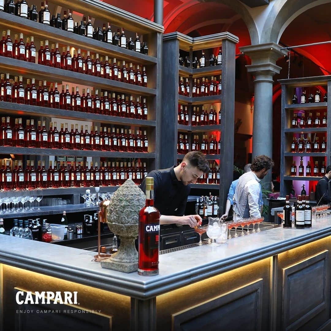 Campari Japanさんのインスタグラム写真 - (Campari JapanInstagram)「100周年を迎えた"ネグローニ"。ここはカンパリカクテルのクリエーションラボ。⁠ ⁠ #CAMPARI #アペリティーボ #カンパリレッド #Negroni #ネグローニ #N100 #イタリア #カクテル #cocktail #mixology #ミクソロジー #ミラノ #drinks #食前酒 #カンパリ #リキュール #お酒好きな人と繋がりたい #バーテンダー #bar #クリエーション #ラボ #バーテンダーコンペティション #コンペティション」11月15日 18時00分 - camparijapan