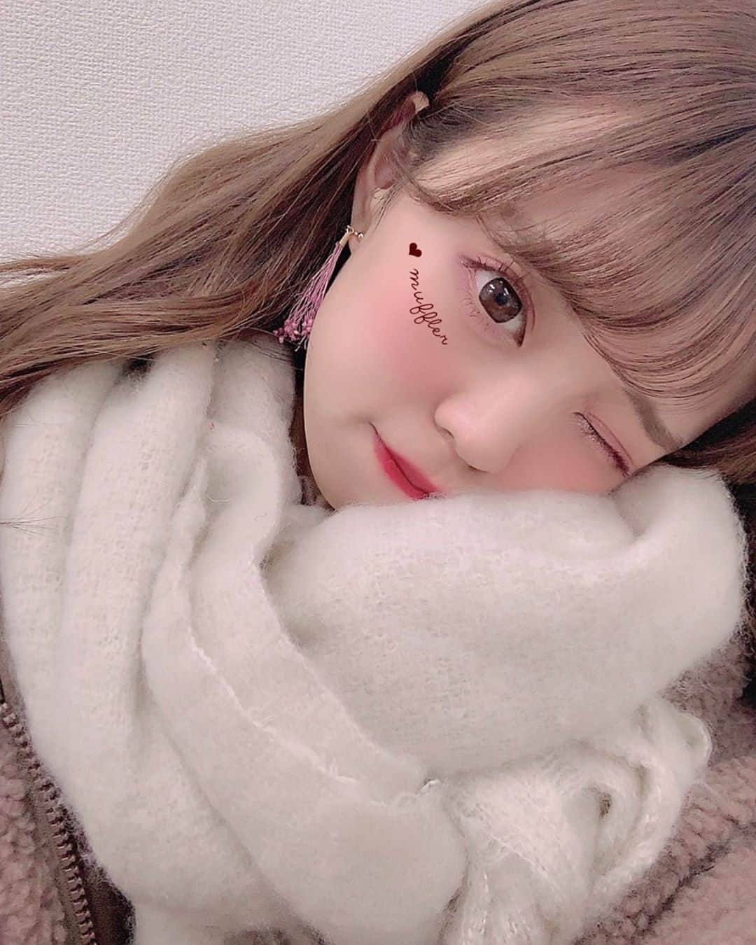 RiLiさんのインスタグラム写真 - (RiLiInstagram)「あざとかわいい❣【ボリュームマフラー】🐏🧣 ..... 今年のマフラー🧣はもう決めた？👀💭まだだよ〜〜🙅🏻♂って子ももうゲットしたよ〜〜🙋🏻♂っていう子も【ボリュームマフラー】は要チェックだよ🐏🐏🐏 大判でもふもふ🐏しているボリュームマフラー🧣はあたたかい♨のはもちろんボリュームマフラーに顔を埋めている姿があざとかわいすぎる〜〜っ🤫💓💓💓 触り心地のいいもふもふ🐏ボリュームマフラーがあれば、外に出るのが憂うつな冬がちょっと楽しくなりそう💫ぜひ今年はボリュームマフラー🧣で寒い冬を乗り切ってね❤︎ ❣ ❣ ❣ ❣ ❣ サイトやSNSで掲載させていただくお写真募集中😘📸 かわいいコーデやアイテム、注目スポットなどが撮れたら、ハッシュタグ→#rili_tokyo  を付けて投稿❗ ． Special Thanks💋 Photo by @m_______415 @_r__sa_ @minamatsu_ @_sae0421 @ami__yone @yuzutarosu9876 @m_i_nayu @lattice_lessignes_ntk ． #冬 #冬コーデ #マフラー #ボリュームマフラー #もこもこマフラー #大判マフラー #スヌード  #くすみカラーコーデ #消えそうな色コーデ  #ブラウンコーデ #ベージュコーデ  #ワントーンコーデ #シンプルコーデ  #カジュアルコーデ #ガーリーコーデ #置き画 #置き画くら部 #今日のコーデ #コーデ #コーディネート #RiLi  #おしゃれさんと繋がりたい #お洒落さんと繋がりたい #ファッション #패션스타그램 #ootd #outfit」11月15日 18時01分 - rili.tokyo