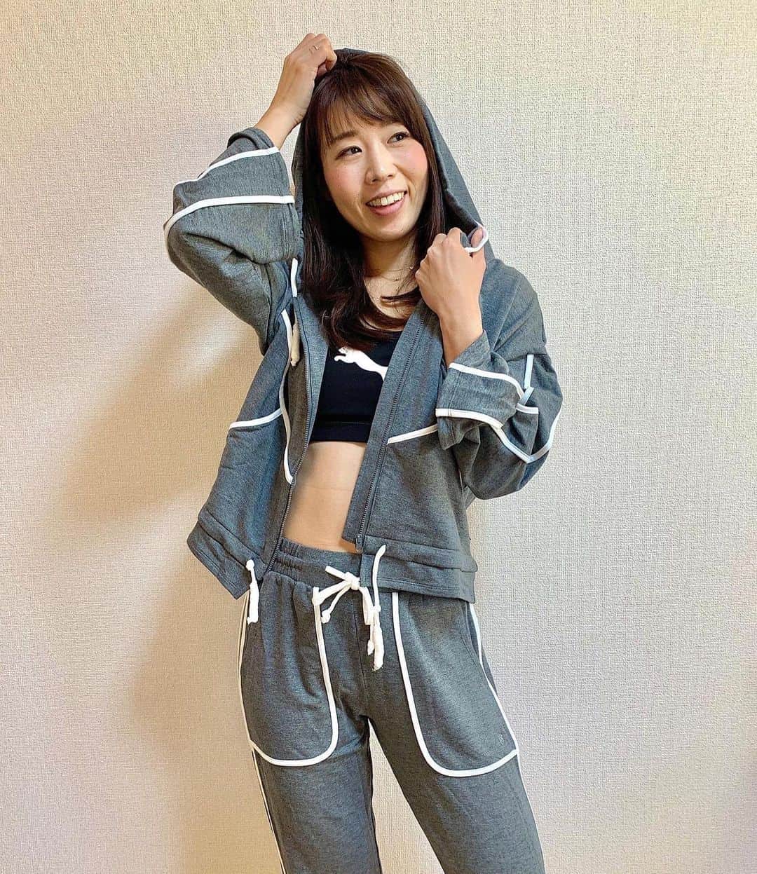 のインスタグラム：「. ﻿ ------------------﻿ #run 👟7.53km﻿ ------------------ ﻿ 寒くなってきたから﻿ ウェアも衣替え🎽だね﻿ ﻿ そんな季節の変わり目🍁﻿ ambassadorしております﻿ #sloli からのプレゼント企画🎁✨﻿ ﻿ #配色パーカー か #カジュアルスポーツパンツ﻿ のどちらかをプレゼント🎁します❤  タイツとかは着るの抵抗あるけど😢 ウォーキングやランニングしたい！ って人にもオススメのセットだよ！﻿ これでちょろっとお買い物ランもええね‼️ ﻿ 合わせて着ると可愛いよ🙆‍♀️﻿ ぜひ応募していただきお揃いしましょう❤️﻿ ※ゆったりサイズ😊私は164cmですがSサイズ ﻿ ＊応募方法＊﻿ 投稿にいいね❤️と﻿ コメントで #sloliいい買い物の日 と﻿ コメントください✌️﻿ 普段見てくださってるフォロワーの みなさんにプレゼントできる企画で 参加してます❤️🥺 ぜひコメントしてね📝 ﻿ ※ギフトカード800円分も2名様にプレゼント🎁﻿ #雨降ったらフードかぶれるよ　 #まいrun」