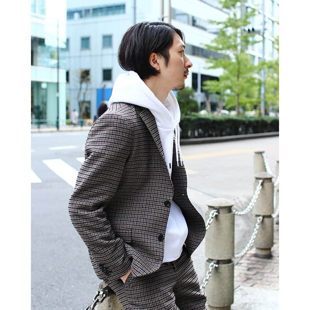 のインスタグラム：「【 RECOMMEND ITEMS 】 " TECH TWEED SET UP " 機能性を誇る "TECH TWEED" を⽤いた、トラッドなチェック柄のセットアップが登場。 . ストリートからトラッドまで幅広いスタイリングが楽しめるオーセンティックなデザインに仕上げた、永く愛⽤できるアイテムです。 . 詳細は公式 BLOG から http://bit.ly/374abvn . . ■Jacket ￥18,000+Tax　NO.19010600805030 ■Pants ￥12,000+Tax　NO.19030600804030 . . #ジャーナルスタンダード #journalstandard #baycrews #setup #tweed #fashion #19aw⁠ #mens」