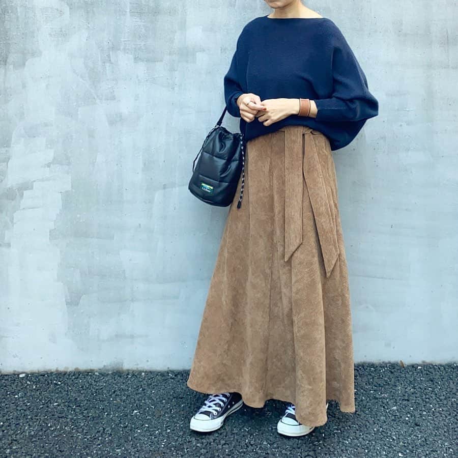 acco.mamaさんのインスタグラム写真 - (acco.mamaInstagram)「⠀ この冬は マキシスカートの出番多め♡︎ ⠀ コーデュロイのスカートは @fifth_store の #ウエストリボンコーデュロイフレアスカート ⠀ 160cmのわたしで しっかりマキシの好きな丈感🙆‍♀️ ウエストリボンがポイント🎗 ☞☞☞ ⠀ #fifth#fifthtl#フィフス #カジュアル#ロングスカート #160cm以上コーデ#ママコーデ」11月15日 18時15分 - acco.mama