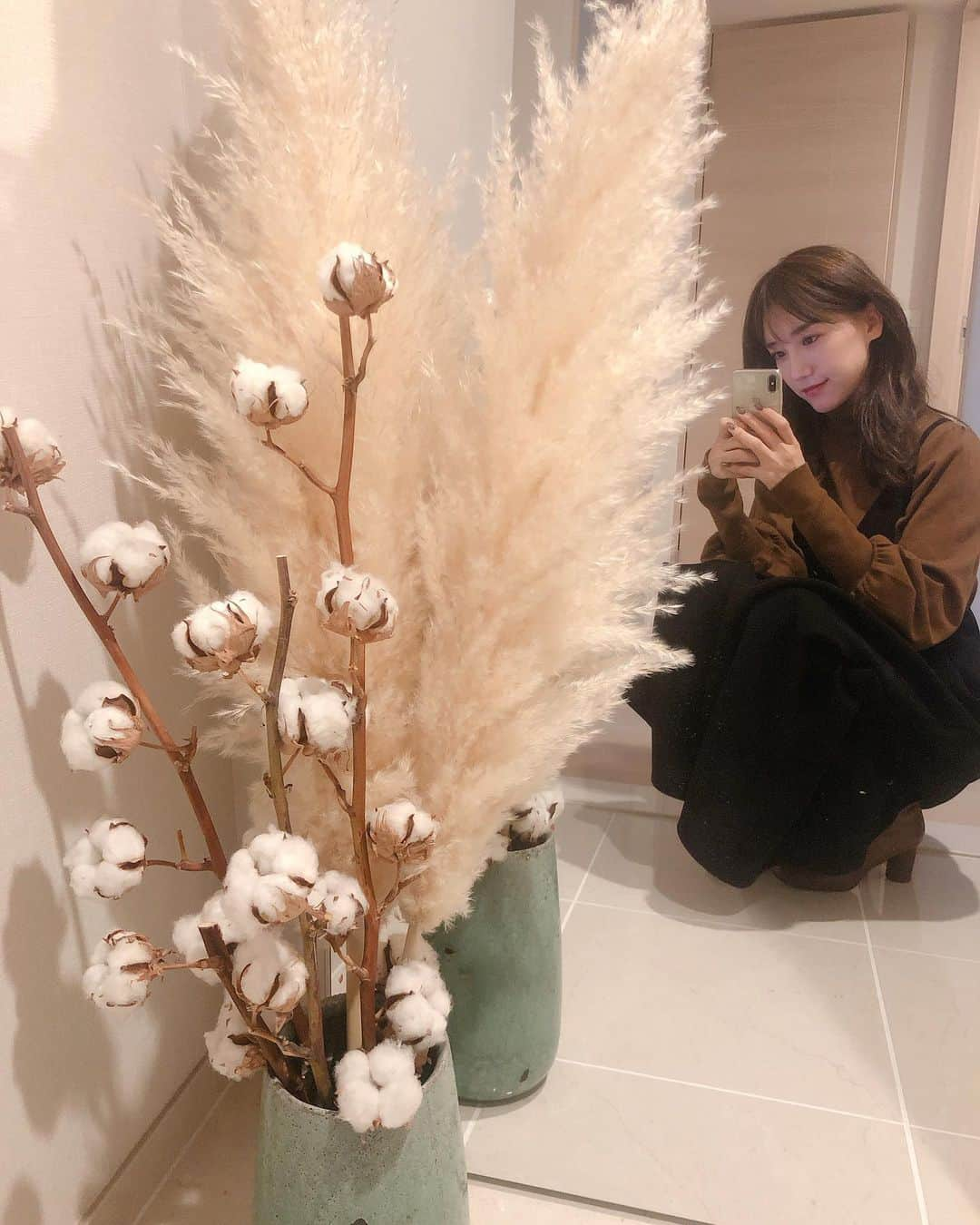 森川侑美さんのインスタグラム写真 - (森川侑美Instagram)「玄関にパンパス🌾 いつもふわふわしてて見るたび癒される🐻 . 急に寒くなりましたね、コートを越えて いきなりダウン着てます☃️ . #パンパスグラス#ドライフラワー#flowers」11月15日 18時15分 - yumi.morikawa322