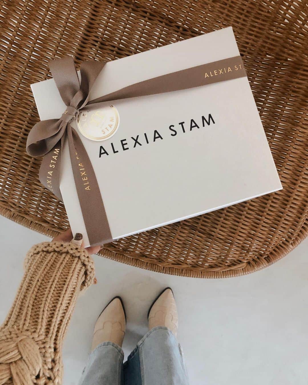 山中美智子さんのインスタグラム写真 - (山中美智子Instagram)「今日の19時の新作発売から、ギフト包装がクリスマス仕様に変わります🌟  今年はブラウンにゴールドのロゴです♡  大切な人へのプレゼントに是非💕  @alexiastam_official」11月15日 18時16分 - alexiastam1988
