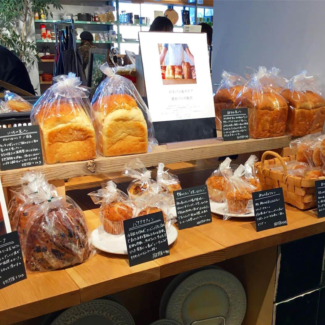 のインスタグラム：「〈NEWS-Kobe〉 ご報告が遅くなりましたが神戸店は本日かまパンさんとひなた堂さんの入荷日です！ どちらも季節限定のものがございますのでぜひお試しくださいませ！ #todaysspecial #トゥデイズスペシャル #神戸bal #kobebal #かまパン #かまパンアンドストア #フランス菓子ひなた堂」