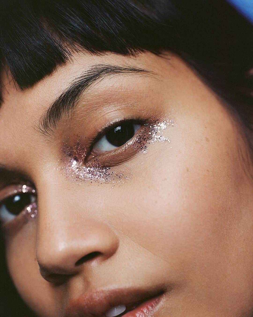 H&Mさんのインスタグラム写真 - (H&MInstagram)「Put glitter where your tears would fall 💧 Find more inspiring beauty looks on hm.com/magazine. #HMMagazine #HMBeauty  Glitterally eye colour: 0683721002 Glitter dust: 0815908003 Glitterati mascara liner: 0273801006」11月15日 18時27分 - hm