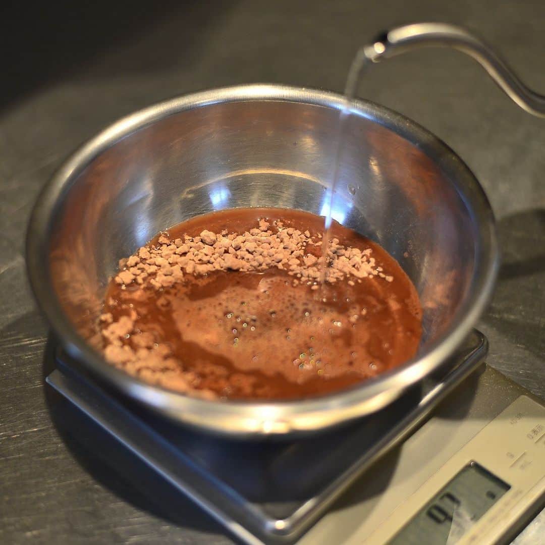 ダンデライオン・チョコレート・ジャパンさんのインスタグラム写真 - (ダンデライオン・チョコレート・ジャパンInstagram)「予約販売中の「クリスマスチョコレートケーキ」では、分子料理のテクニックを導入し、H2Oチョコレートを新たに開発しました。﻿ ﻿ 分子料理とは「料理を構成している要素を因数分解し、変換を行って再構築すること」。チョコレート、脂肪分、水分などに分解し、最終的に「チョコレート」と「水」にたどり着きました。﻿ 結果、その他の要素(乳成分など)に影響されずに、ドミニカ共和国産のカカオがもつフレーバの中から、オレンジのようなフルーティーな酸味をより引き立たせることができました。﻿ ﻿ 現在「クリスマスチョコレートケーキ」のミニバージョンである「チョコレートムース」も全店でお取り扱い中です。﻿期間限定ですので、お早めにお試しください。﻿ ﻿ @dandelion_chocolate_ise﻿ @dandelion_chocolate_kamakura﻿ @dandelion_chocolate_kyoto﻿ @dandelion_chocolate_omotesando ﻿ ﻿ ﻿ #dandelionchocolate﻿ #ダンデライオンチョコレート﻿ #beantobar﻿ #ビーントゥーバー﻿ #craftchocolate﻿ #クラフトチョコレート﻿ #chocolate﻿ #チョコレート﻿ #cacao﻿ #カカオ﻿ #DandelionChocolateFactoryandCafeKuramae﻿ #ダンデライオンチョコレートファクトリーアンドカフェ蔵前﻿ #ダンデライオンチョコレート伊勢外宮前うみやまあひだミュゼ店 #DandelionChocolateIseGekuUmiYamaAidaMusée﻿ #ダンデライオンチョコレート鎌倉店﻿ #DandelionChocolateKamakura﻿ #ダンデライオンチョコレート京都東山一念坂店﻿ #DandelionChocolateKyotoHigashiyamaIchinenzaka﻿ #ダンデライオンチョコレートBeantoBarLounge﻿ #ダンデライオンチョコレートビーンビーントゥーバーラウンジ﻿ #チョコレートケーキ﻿ #チョコレートムース﻿ #クリスマス﻿ #クリスマスケーキ﻿ #クリスマスケーキ2019﻿ #xmas﻿ #christmas﻿ #christmascake﻿ #happychristmas」11月15日 18時38分 - dandelion_chocolate_japan