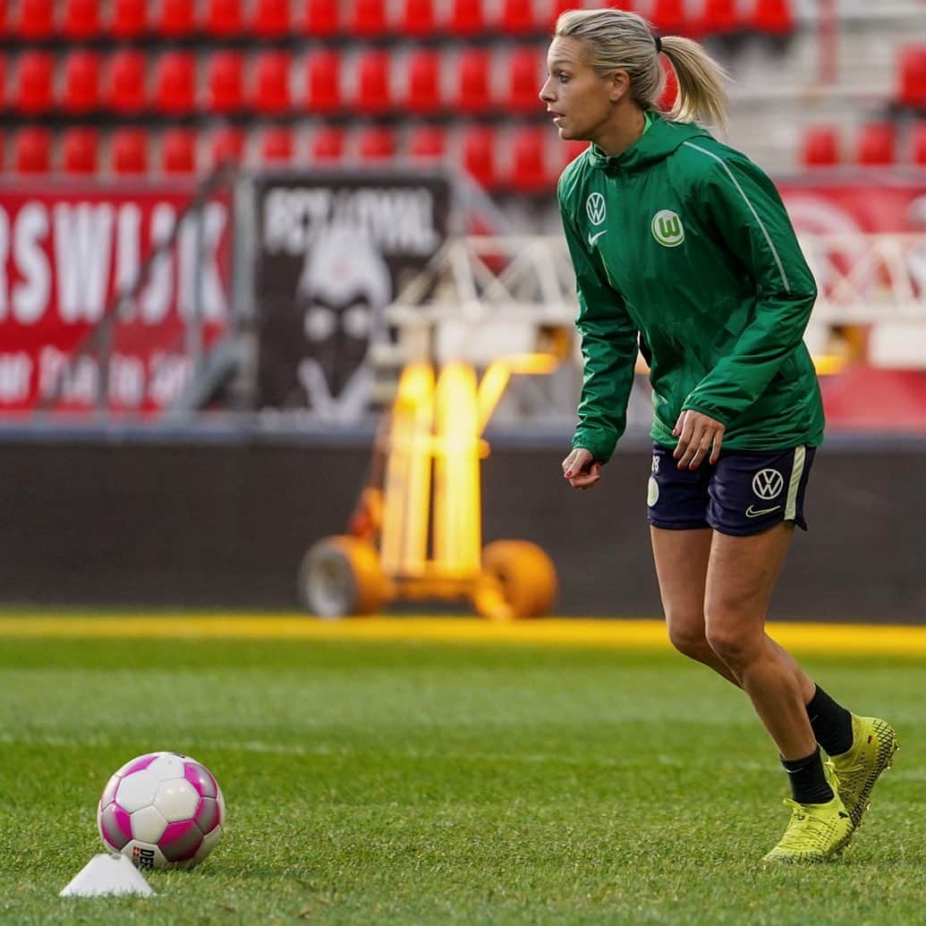 レナ・ゲースリンクさんのインスタグラム写真 - (レナ・ゲースリンクInstagram)「Ready for the big Game tomorrow 💪🏽#dfbpokalfrauen #roadtokoeln #fcbayern #achtelfinale #münchen #vflwolfsburgfrauen #puma #pumafootball」11月16日 0時02分 - lena_goessling