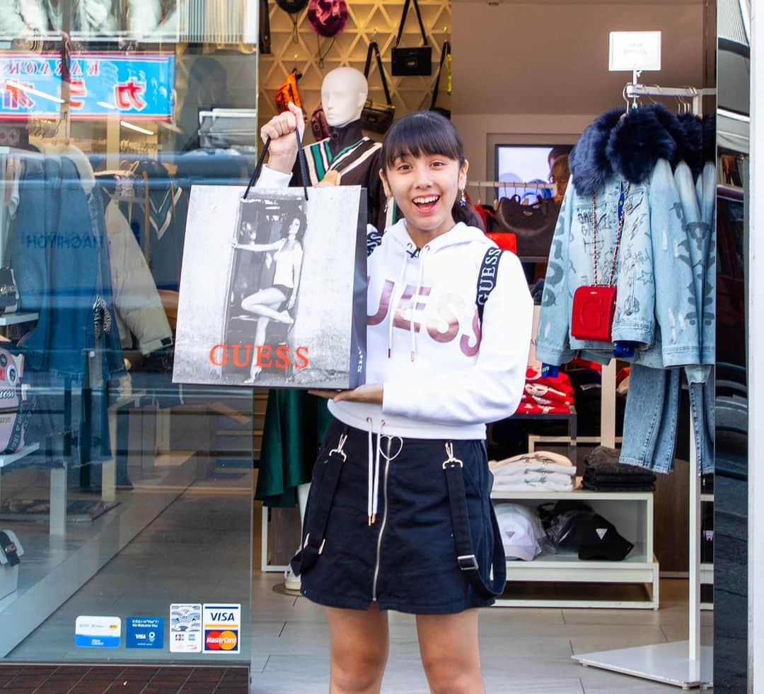 りくさんのインスタグラム写真 - (りくInstagram)「原宿GUESSで洋服を好きなだけ買い物✨めっちゃ楽しかった😊　#ゲス #原宿ファッション #原宿 #guess #guessbag #guessharajuku #買い物 #shopping」11月15日 18時39分 - riku_chan.rocky