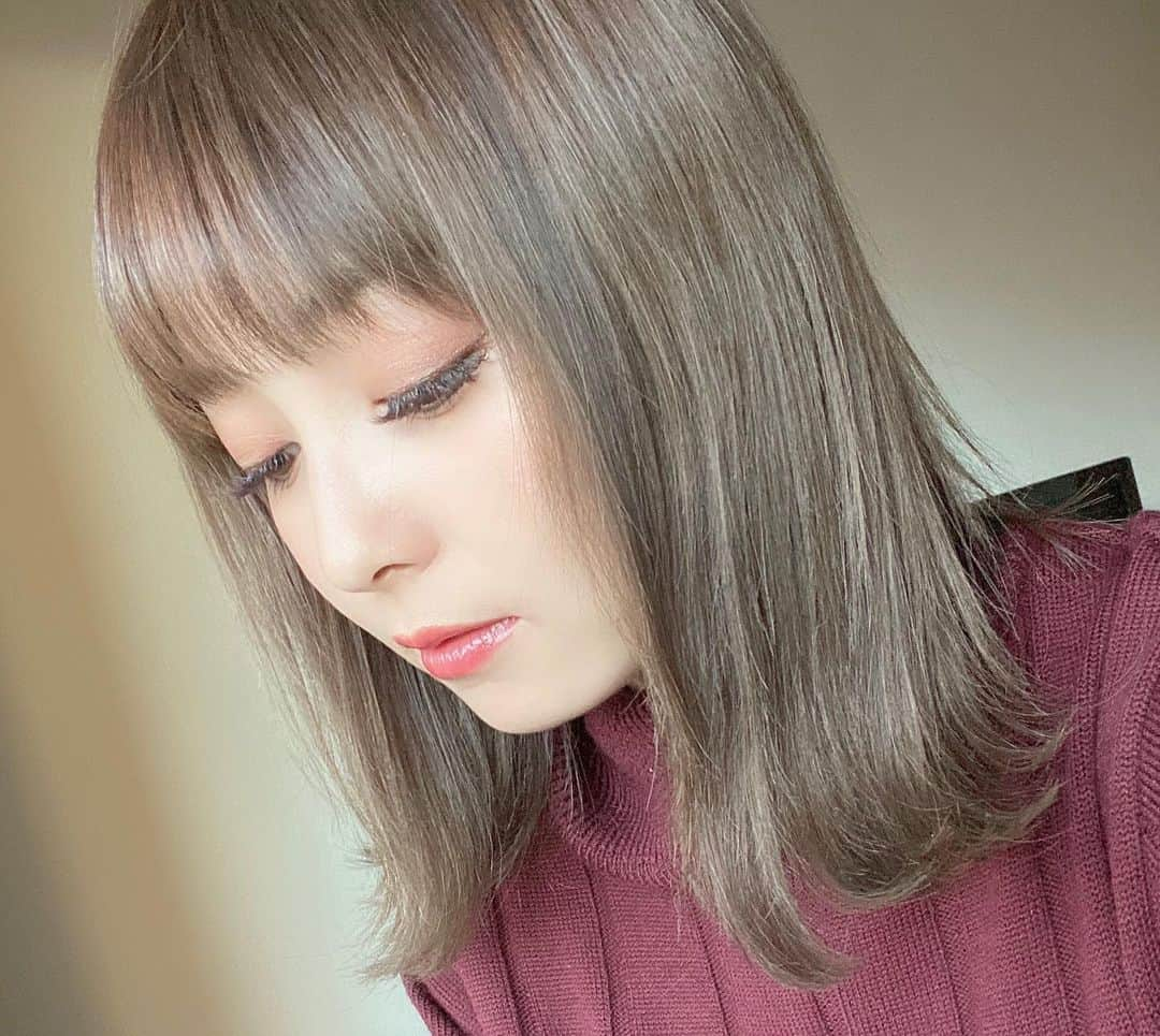 山口夏実さんのインスタグラム写真 - (山口夏実Instagram)「Hair Change💕👩🏼 今回は12レベルのシフォンベージュ💛 くすみのない柔らかい色になりました🙈 トリートメントもしてもらってちゅるちゅるに✨ カットは毛先を整えて重めに🧡 伸ばしたいんだ🐶✊🏻 ロングにしたいよ🐶✨ なかなか伸びないし途中で切っちゃうんだけど😂 今回はカラー→ @hiroki_okawa  前髪カット→ @takahiro_0217  カット→ @takusanw だよ！✨ @afloat.official もフォローしてね💜 ＊ ＊ #裸眼メイク#カラコンなし #アフロート名古屋 #名古屋 #栄 #美容室 #natsumi_make #眉毛 #眉カット #メイク #コスメ #眉カラー #アイメイク #アイシャドウ #アイブロウ #トレンド #メイク動画#髪型#ミディアム#ボブ#ロブ#シフォンベージュ#ベージュカラー #make #makeup #cosme #work #me #love」11月15日 18時39分 - natsumi19910625