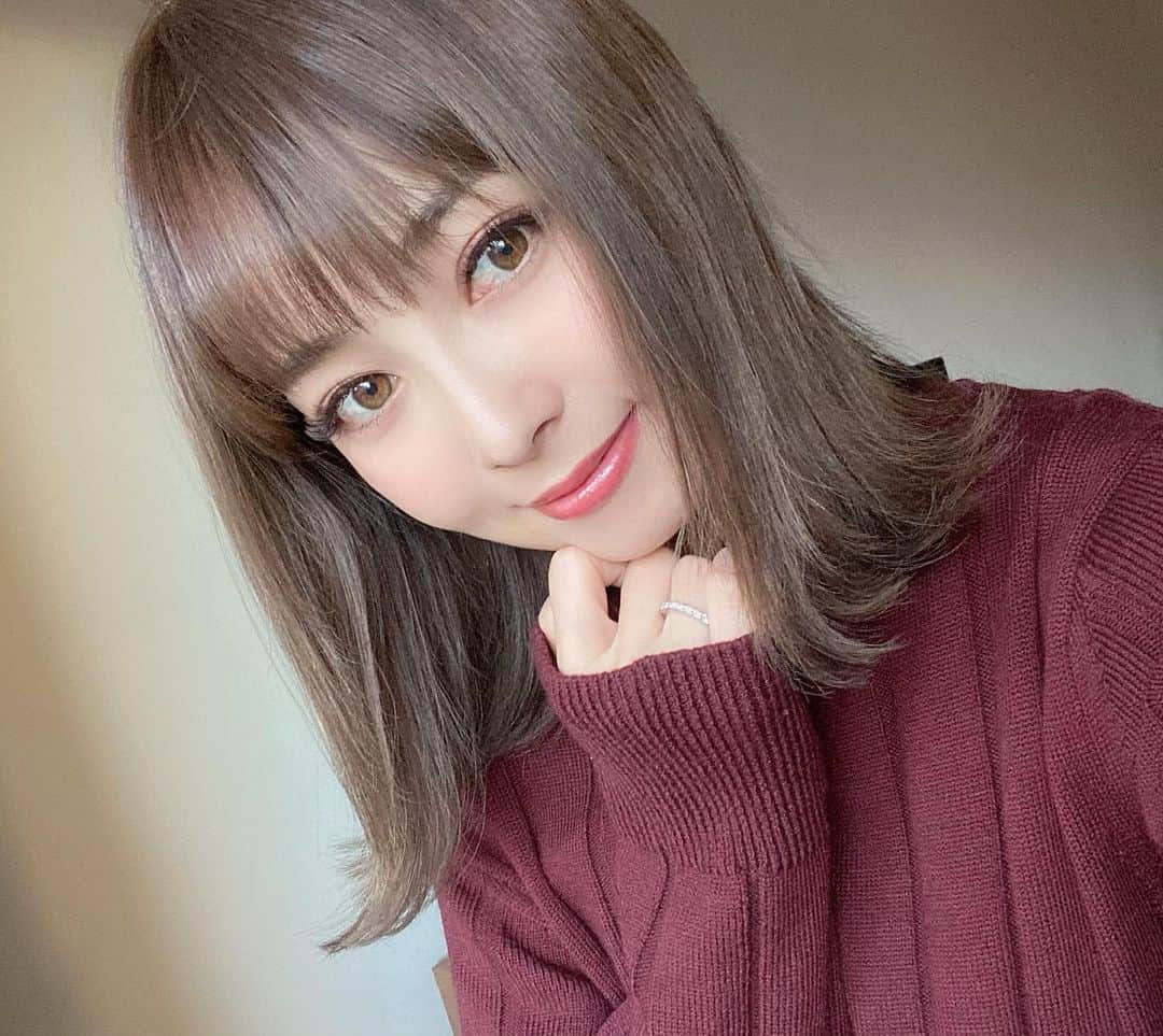 山口夏実さんのインスタグラム写真 - (山口夏実Instagram)「Hair Change💕👩🏼 今回は12レベルのシフォンベージュ💛 くすみのない柔らかい色になりました🙈 トリートメントもしてもらってちゅるちゅるに✨ カットは毛先を整えて重めに🧡 伸ばしたいんだ🐶✊🏻 ロングにしたいよ🐶✨ なかなか伸びないし途中で切っちゃうんだけど😂 今回はカラー→ @hiroki_okawa  前髪カット→ @takahiro_0217  カット→ @takusanw だよ！✨ @afloat.official もフォローしてね💜 ＊ ＊ #裸眼メイク#カラコンなし #アフロート名古屋 #名古屋 #栄 #美容室 #natsumi_make #眉毛 #眉カット #メイク #コスメ #眉カラー #アイメイク #アイシャドウ #アイブロウ #トレンド #メイク動画#髪型#ミディアム#ボブ#ロブ#シフォンベージュ#ベージュカラー #make #makeup #cosme #work #me #love」11月15日 18時39分 - natsumi19910625