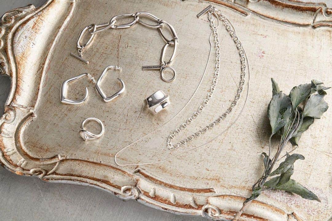 MAISON DE REEFURのインスタグラム：「. 【Nothing And Others】 . トレンドに左右されることなく いつの時代も定番になるアクセサリーブランド。 . リング、ピアスなどシーンを選ばず楽しめる、自分のスタイルを強くもった大人の女性に向けたデザイン。 . 【展開店舗】 ルミネエスト新宿店・博多店・OFFICAL WEB SHOP . #maisondereefur #nothingandothers #select #ring #pierce #bracelet #メゾンドリーファー #アクセサリー」
