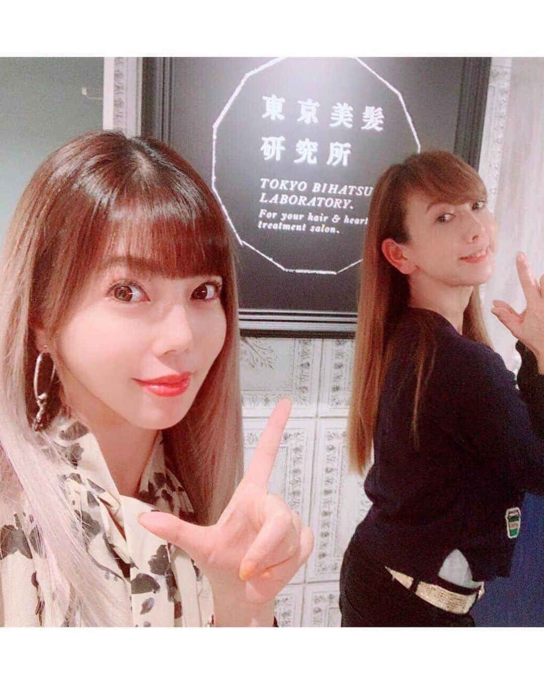 大原かおりさんのインスタグラム写真 - (大原かおりInstagram)「東京美髪研究所で『トリプルプラチナミネコラトリートメント』をしてもらった後に住谷杏奈ちゃんがサラサラヘアの動画を撮ってくれました〜😘📹💕 ☺︎ 「ティモテのCMみたい〜😍✨」 って言ったら… 「それ古すぎます❣️ヴィダルサスーン。くらいにしておいてください。」と😆🙌www ☺︎ かなりツヤツヤにしてもらった私の潤った髪👱‍♀️💞 大切に扱いま〜す⑅*⸌◡̈⸍*⑅❤️ 杏奈ちゃん、いつも女子力を注入してくれてありがとう💃🎶 @annasumitani @tokyo_bihatsu_lab ☺︎ ✨東京美髪研究所✨ 渋谷区恵比寿南１-11-12 The HONDA ARMS 1F 102号室 03-6303-1889 * #tokyobihatsulab #東京美髪研究所 #住谷杏奈 ちゃん#プロデュース #オススメ #ヘアサロン #美容室 #女子力向上 #ヘッドスパ #ミネコラ #ミネコラトリートメント #プラチナミネコラ #恵比寿美容室 #恵比寿 #艶髪 #髪質改善 #うるツヤ髪 #ストレートヘア #ヒト幹細胞 #ヒト毛根細胞 #haircare #hairtreatmen t#hairsalon #spa #女子力向上委員会  #2人とも #元 #ミニスカポリス #逮捕しちゃうぞ #👮‍♂️」11月15日 18時45分 - oharagaori_otty