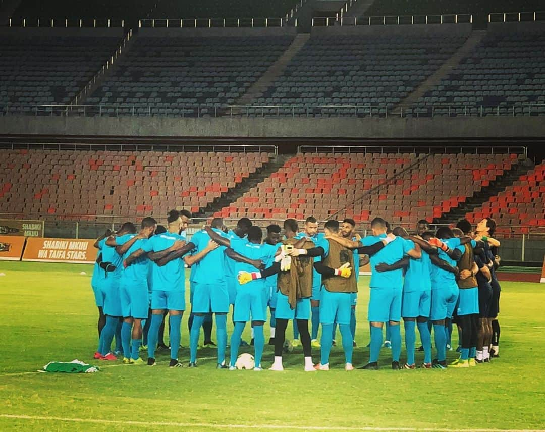 ペドロ・オビアングのインスタグラム：「Step one : United like a family step 2 : Believe  because is possible  step 3; never give up . #selecion #equatorialguinea #tanzania #faith #believe #nevergiveup #nzalangnacional」