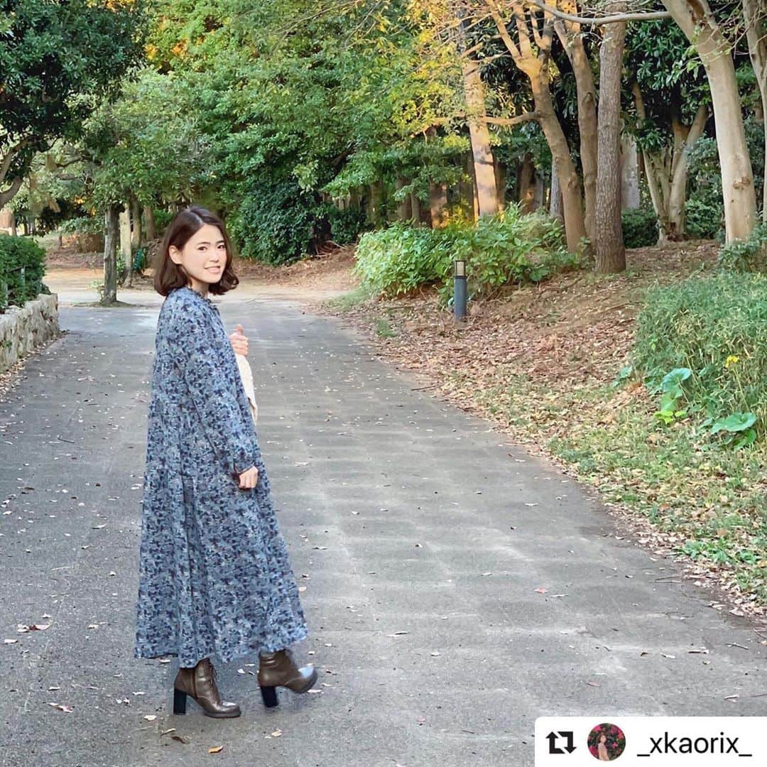 スタディオクリップさんのインスタグラム写真 - (スタディオクリップInstagram)「NEXTWEEKEND のアンバサダー @_xkaorix_ withさんの素敵な着こなし。M.Lサイズに加えてプチサイズもございます。小柄さんにもぴったりな丈感になってますので、ぜひチェックしてみて下さいね！  #Repost @_xkaorix_ with @make_repost ・・・ ♡ . . 11/14(木)から店頭販売する #思い出のワンピース を 一足早く着てお台場へお買い物。 プチハイネックにVネックと ネック部分が2wayにできて どっちに着てもヒートテックが 見えないという優秀ぶり...！ ポケット付きが嬉しい💓 (財布と携帯をポケットに入れて 手ぶらで出かけちゃった！🤭) この冬、このワンピースと共に たくさんの思い出を残したいな☺️ . 大人っぽいヴィンテージブルーの Sサイズを着用しています♩ 154cmと小柄な方ですが ヒールのあるブーツを合わせました！ . . #かぞくごと #studioclip #ootd #お台場 #スタディオクリップ #ワンピース #週末野心 #お台場デート #デートコーデ #coordinate  #ワンピースコーデ #xkao_fashion #ヴィンテージブルー #nextweekend #忘れたくないメモ #カスタマイズエブリデイ Repost @_xkaorix_ with @make_repost ・・・ ♡ . . 11/14(木)から店頭販売する #思い出のワンピース を 一足早く着てお台場へお買い物。 プチハイネックにVネックと ネック部分が2wayにできて どっちに着てもヒートテックが 見えないという優秀ぶり...！ ポケット付きが嬉しい💓 (財布と携帯をポケットに入れて 手ぶらで出かけちゃった！🤭) この冬、このワンピースと共に たくさんの思い出を残したいな☺️ . 大人っぽいヴィンテージブルーの Sサイズを着用しています♩ 154cmと小柄な方ですが ヒールのあるブーツを合わせました！ . . #かぞくごと #studioclip #ootd #お台場 #スタディオクリップ #ワンピース #週末野心 #お台場デート #デートコーデ #coordinate  #ワンピースコーデ #xkao_fashion #ヴィンテージブルー #nextweekend #忘れたくないメモ #カスタマイズエブリデイ」11月15日 18時53分 - studioclip