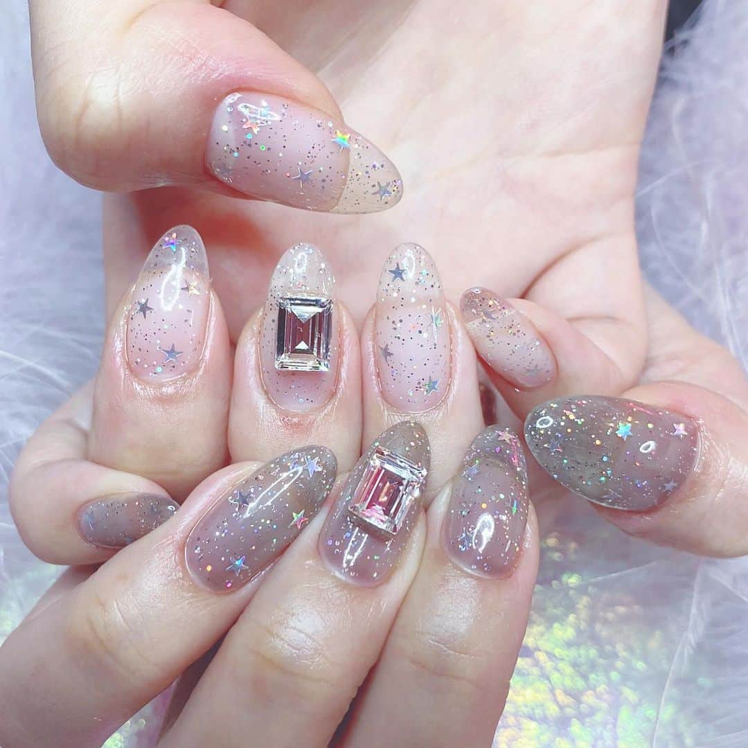 のインスタグラム：「🌙New Nail🌙 今回のネイルは左右同じデザインの色違いにしてもらいました💖 右手はクリアのキラキラちゃんで、左手はシースルーブラックのキラキラちゃん🖤✨🖤✨ どっちもお気に入りで超可愛い〜🥰 もうすぐ誕生日だから派手派手なキラキラにしました🎂💕✨ かいくんいつもありがとう😊 #newnail #nail #pinkrosewindow」