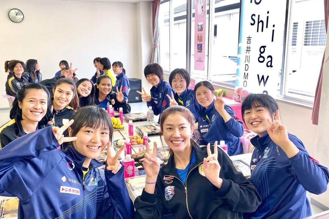 ヌットサラ・トムコムさんのインスタグラム写真 - (ヌットサラ・トムコムInstagram)「どうも　ありがとう　ございます 🙏🏻 🇯🇵 Thank you to Okayama Seagulls team for the very warm welcome. ผ่านไปแล้ว14 วันที่ได้มาเก็บตัวที่ญี่ปุ่น ความตั้งใจและความพยายามของทุกคนจะเป็นตัวขับเคลื่อนพาทีมไปยังเป้าหมายที่วางไว้ สู้ไปด้วยกันนะพวกเรา 🇹🇭✌🏻 #nootsara13 #volleyballthailand」11月15日 18時58分 - nootsara13