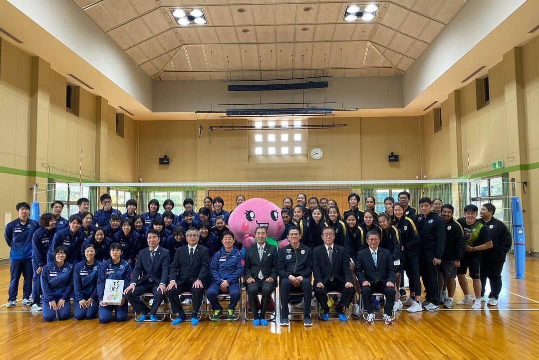 ヌットサラ・トムコムさんのインスタグラム写真 - (ヌットサラ・トムコムInstagram)「どうも　ありがとう　ございます 🙏🏻 🇯🇵 Thank you to Okayama Seagulls team for the very warm welcome. ผ่านไปแล้ว14 วันที่ได้มาเก็บตัวที่ญี่ปุ่น ความตั้งใจและความพยายามของทุกคนจะเป็นตัวขับเคลื่อนพาทีมไปยังเป้าหมายที่วางไว้ สู้ไปด้วยกันนะพวกเรา 🇹🇭✌🏻 #nootsara13 #volleyballthailand」11月15日 18時58分 - nootsara13