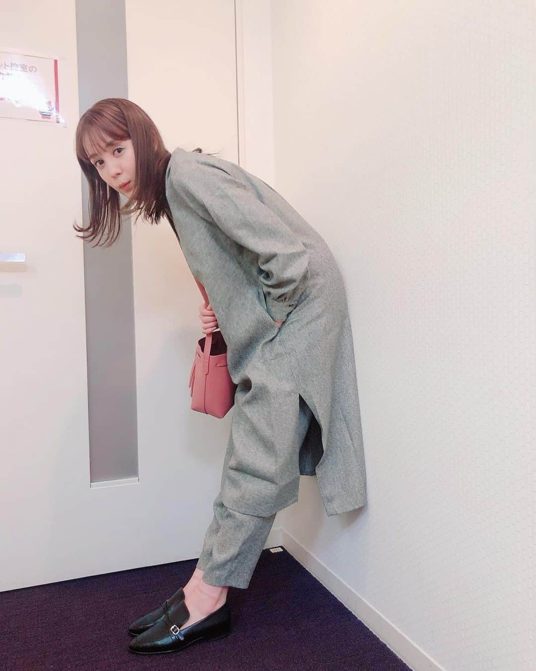 トリンドル玲奈さんのインスタグラム写真 - (トリンドル玲奈Instagram)「私服^ ^﻿ ﻿ @intimite_onemile のセットアップ着ました✨﻿ ﻿ 生地がしっかりしていてかなり気持ちいい💕のに、軽くて着心地最高です。﻿ ﻿ 希さんすごい♡﻿ ﻿ バッグは @mansurgavriel 。﻿ 事務所の方に昨年誕生日プレゼントでいただきました✨。﻿ 私よりも私の好みをわかってくださって…本当にありがたいです☺️。。 ﻿ ﻿ ローファーは　@jandmdavidson 。﻿ 細身で女性らしくてお気に入りです。﻿ ﻿ 夜は寒くなってきたから、今はヒートテックを中に着たよ^ ^﻿」11月15日 18時58分 - toritori0123