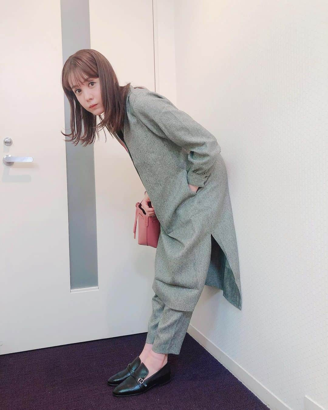 トリンドル玲奈さんのインスタグラム写真 - (トリンドル玲奈Instagram)「私服^ ^﻿ ﻿ @intimite_onemile のセットアップ着ました✨﻿ ﻿ 生地がしっかりしていてかなり気持ちいい💕のに、軽くて着心地最高です。﻿ ﻿ 希さんすごい♡﻿ ﻿ バッグは @mansurgavriel 。﻿ 事務所の方に昨年誕生日プレゼントでいただきました✨。﻿ 私よりも私の好みをわかってくださって…本当にありがたいです☺️。。 ﻿ ﻿ ローファーは　@jandmdavidson 。﻿ 細身で女性らしくてお気に入りです。﻿ ﻿ 夜は寒くなってきたから、今はヒートテックを中に着たよ^ ^﻿」11月15日 18時58分 - toritori0123