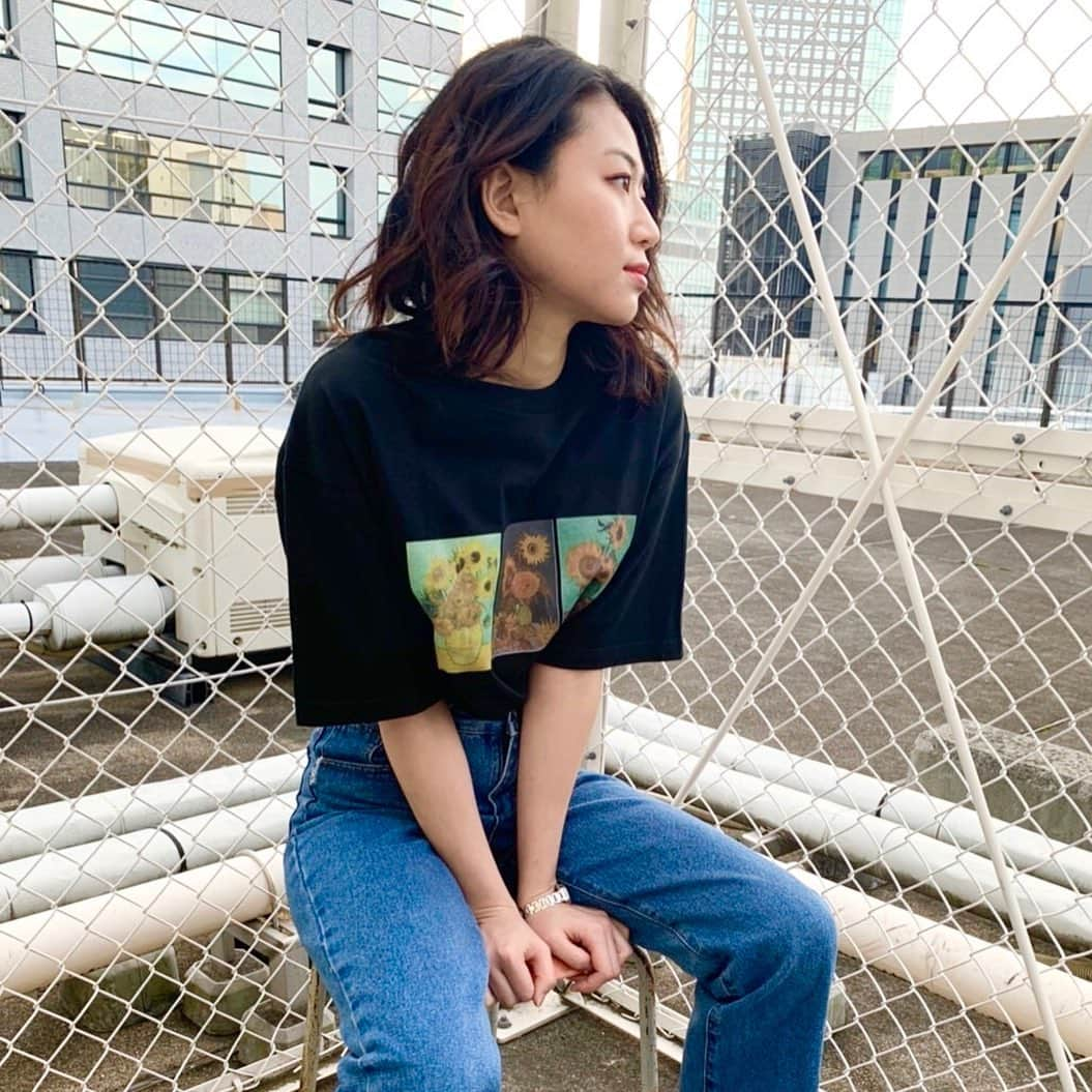 TMIXのインスタグラム：「今季、アパレルさんのアイテムでも見かけることがあったアート系デザインTシャツです🎨  今回は有名なゴッホの「ひまわり」をベースにしたデザインのTシャツに合わせてもらいました😄 ▼モデルさん着用のデザインはこちら https://tmix.jp/designs/4075126  #TMIX #ティーミックス #オリジナルtシャツ #オリジナルデザイン #オリジナル #オリジナルパーカー #プリントt #プリントtシャツ #tシャツ #デザインtシャツ #tシャツコーデ #ファッション #ファッションコーデ #ファッションスナップ #産学連携 #企業コラボ #企業コラボtシャツ #アートtシャツ #今日のコーデ #今日の服  #今日のファッション #コーディネート探検隊 #みんなで作るコーデ集 #定番tシャツ #tshirts #tee #originaltshirt #originaltshirts  #tshirtsdesign #オリt」